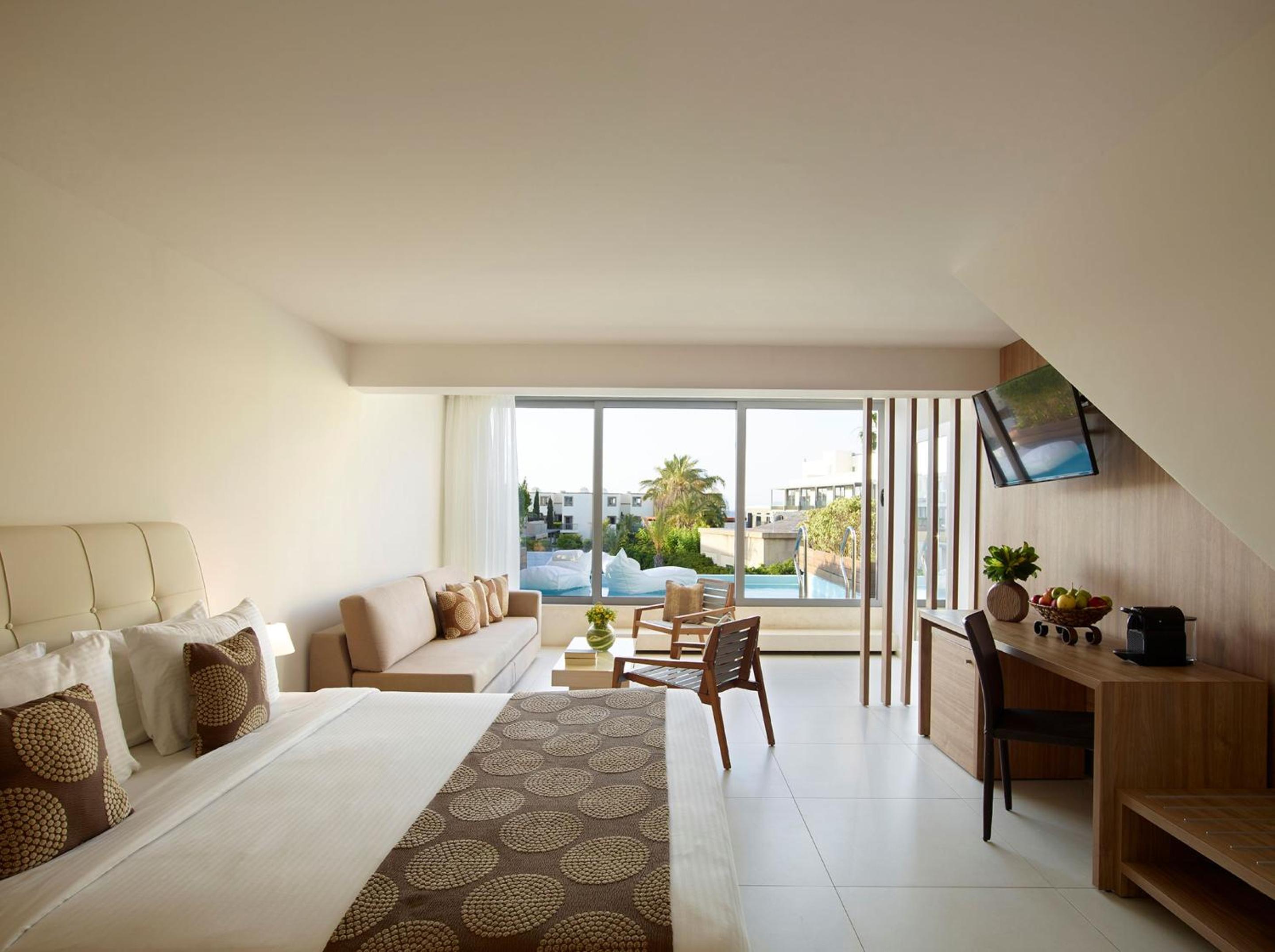 Premium Swim Up Double Room with Garden View thumbnail 5