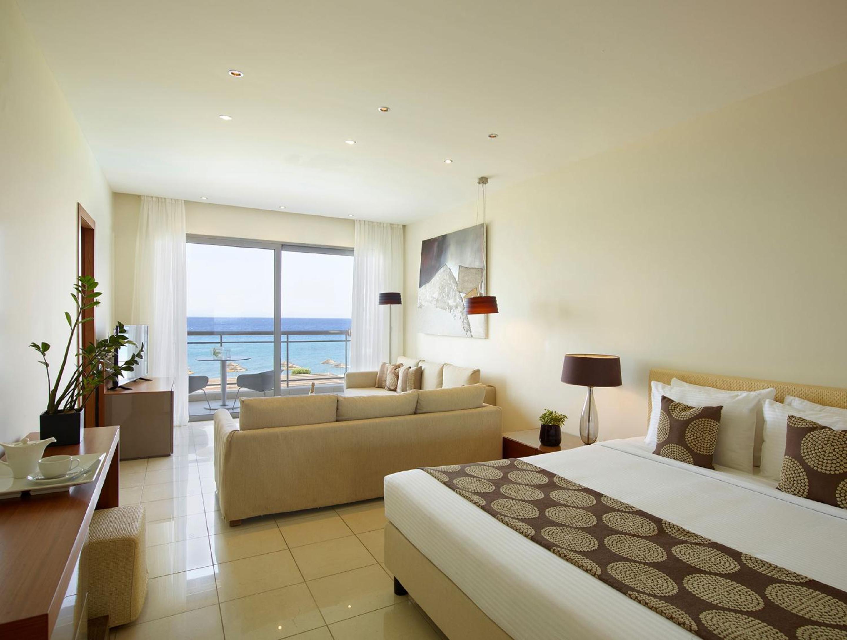 Beachfront Grand Suite Sea View with Private Rooftop Pool
