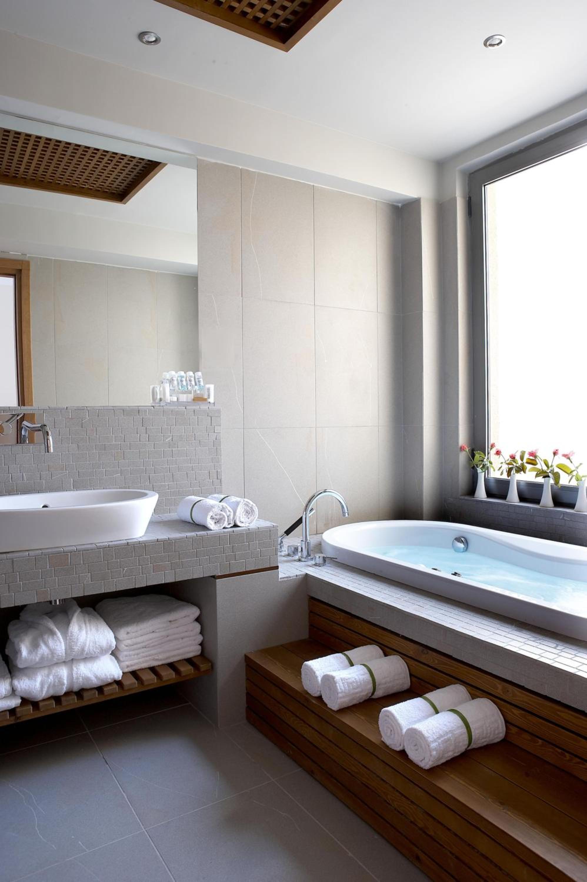 Beachfront Swim Up Sea View Grand Suite