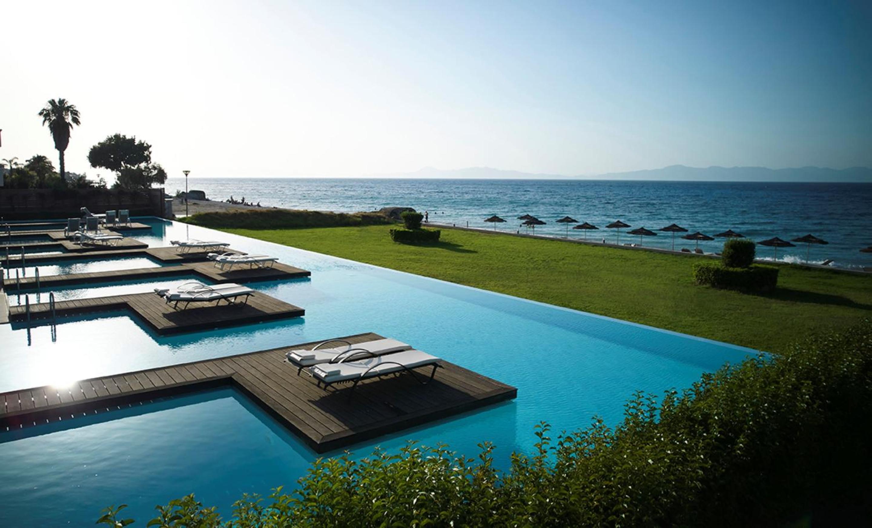 Beachfront Swim Up Sea View Grand Suite