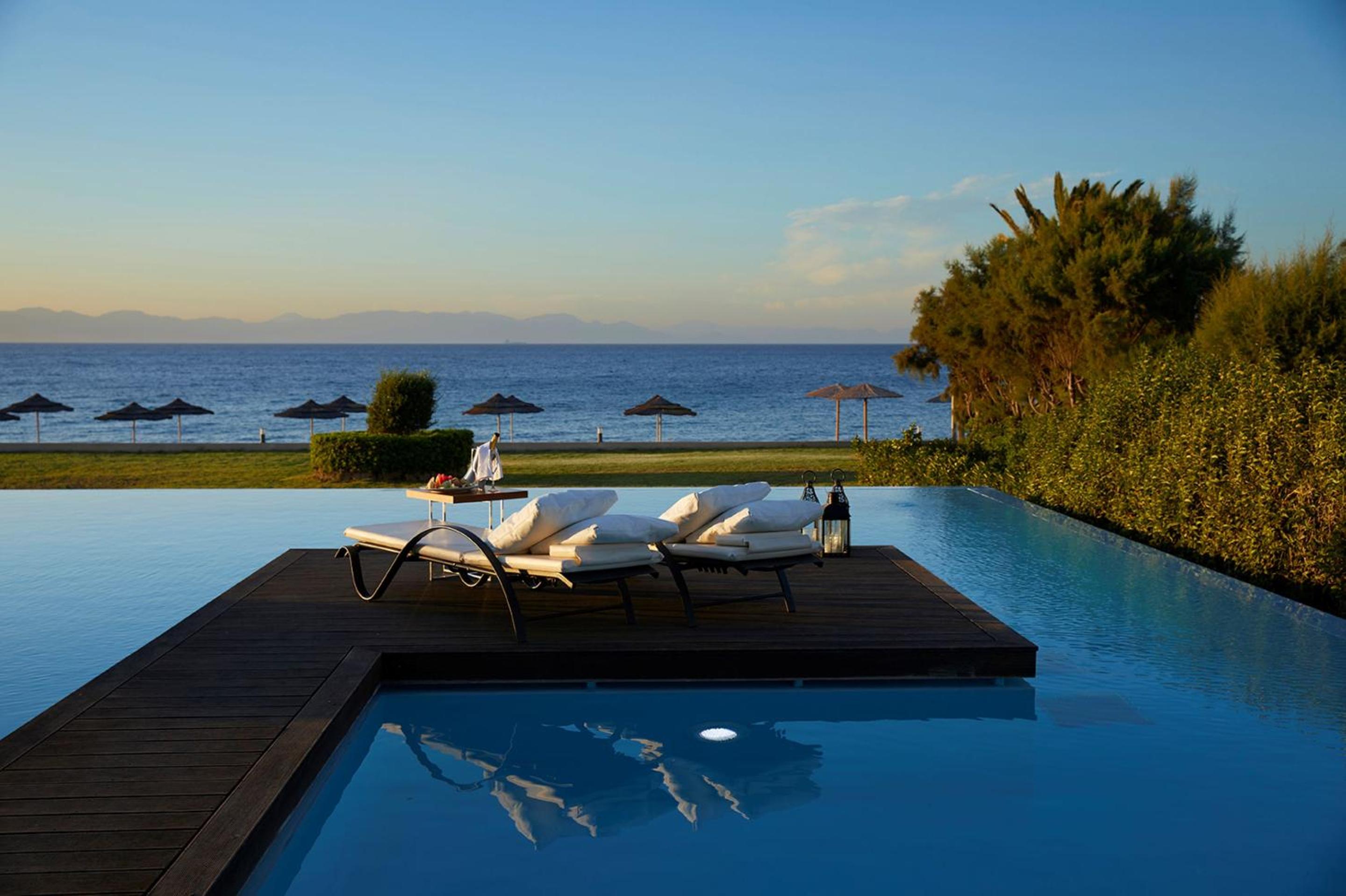 Beachfront Swim Up Sea View Grand Suite