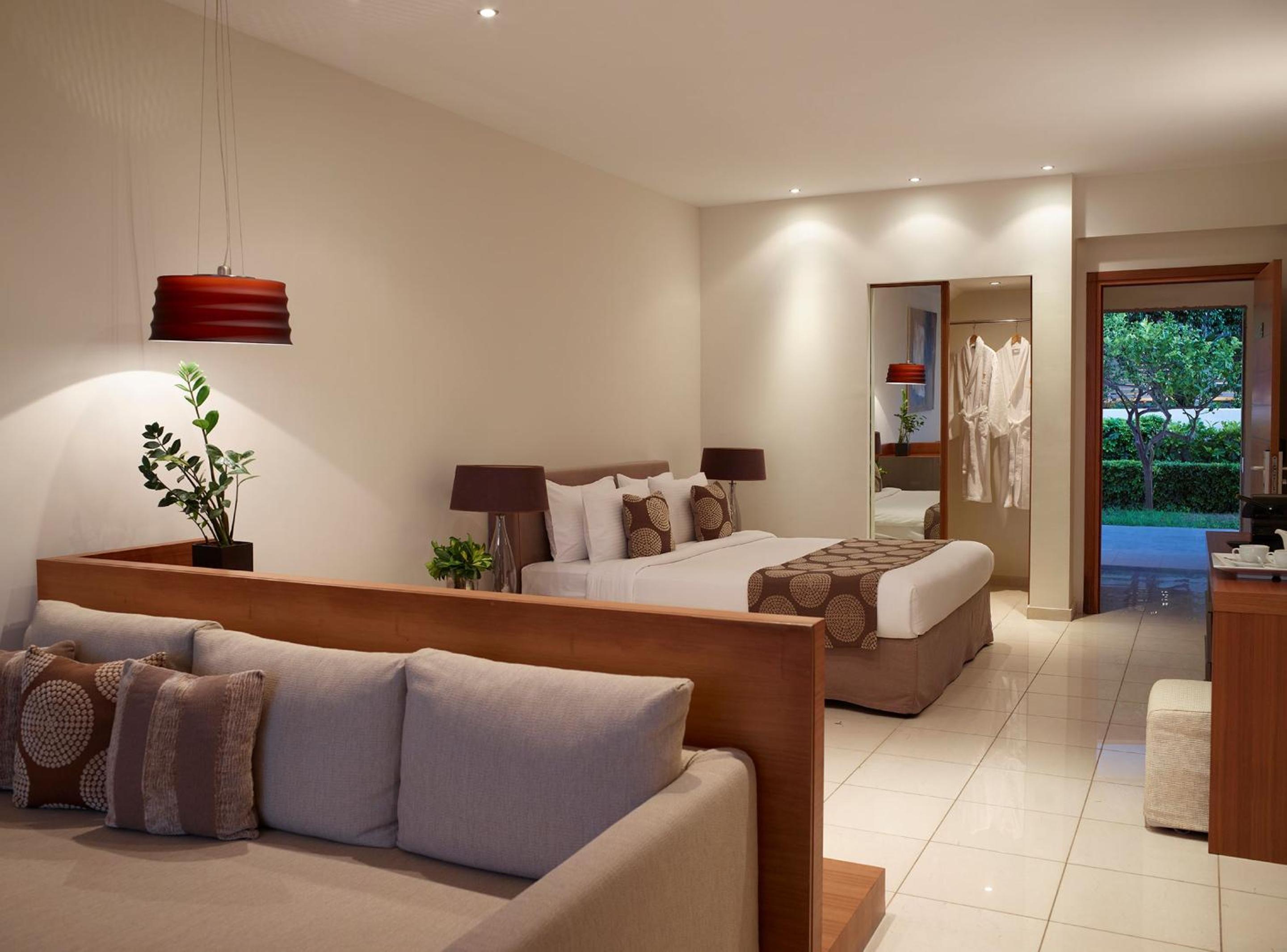 Beachfront Swim Up Sea View Grand Suite thumbnail 5