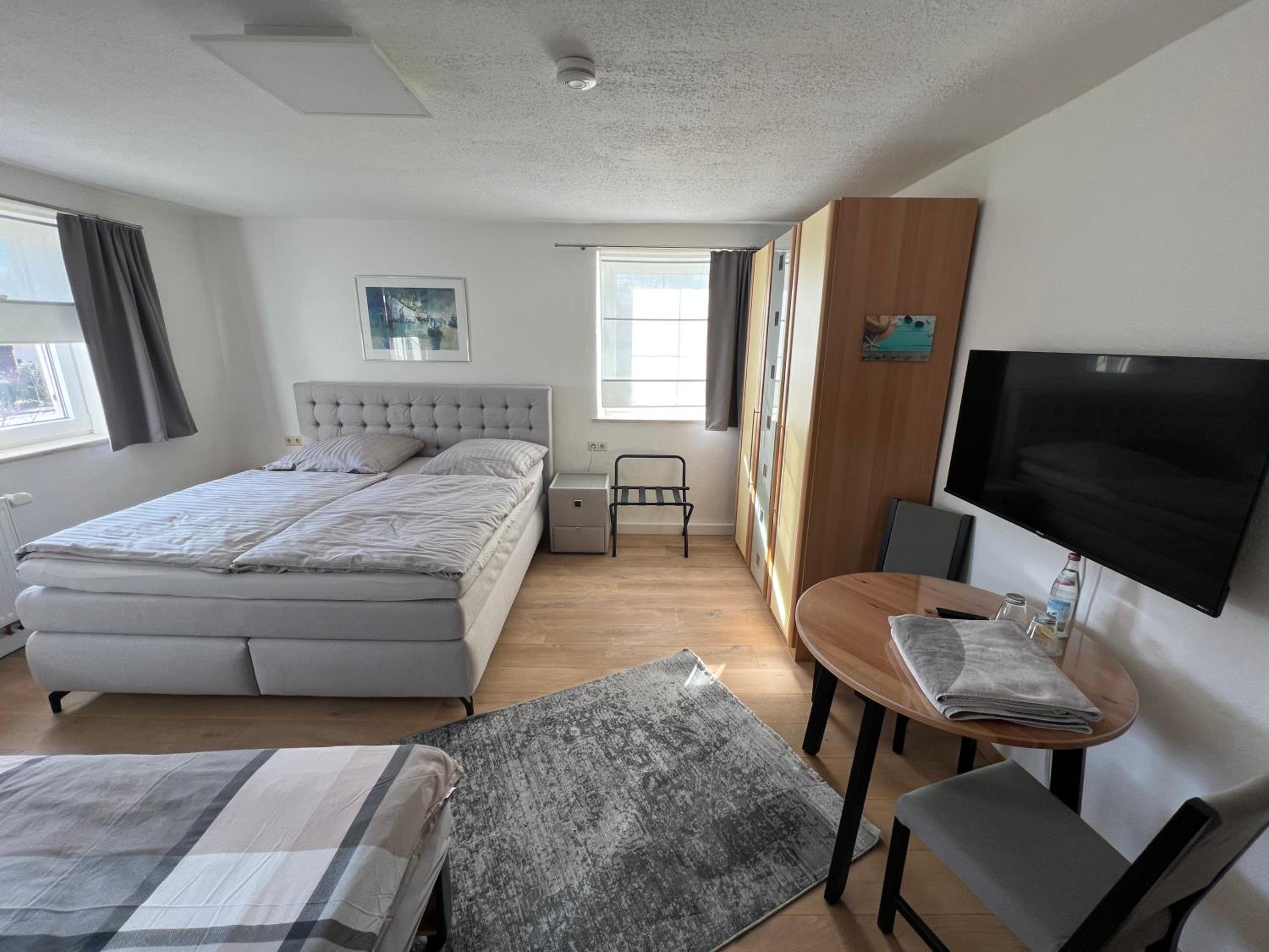 Family Room with Private Bathroom - Photo 4