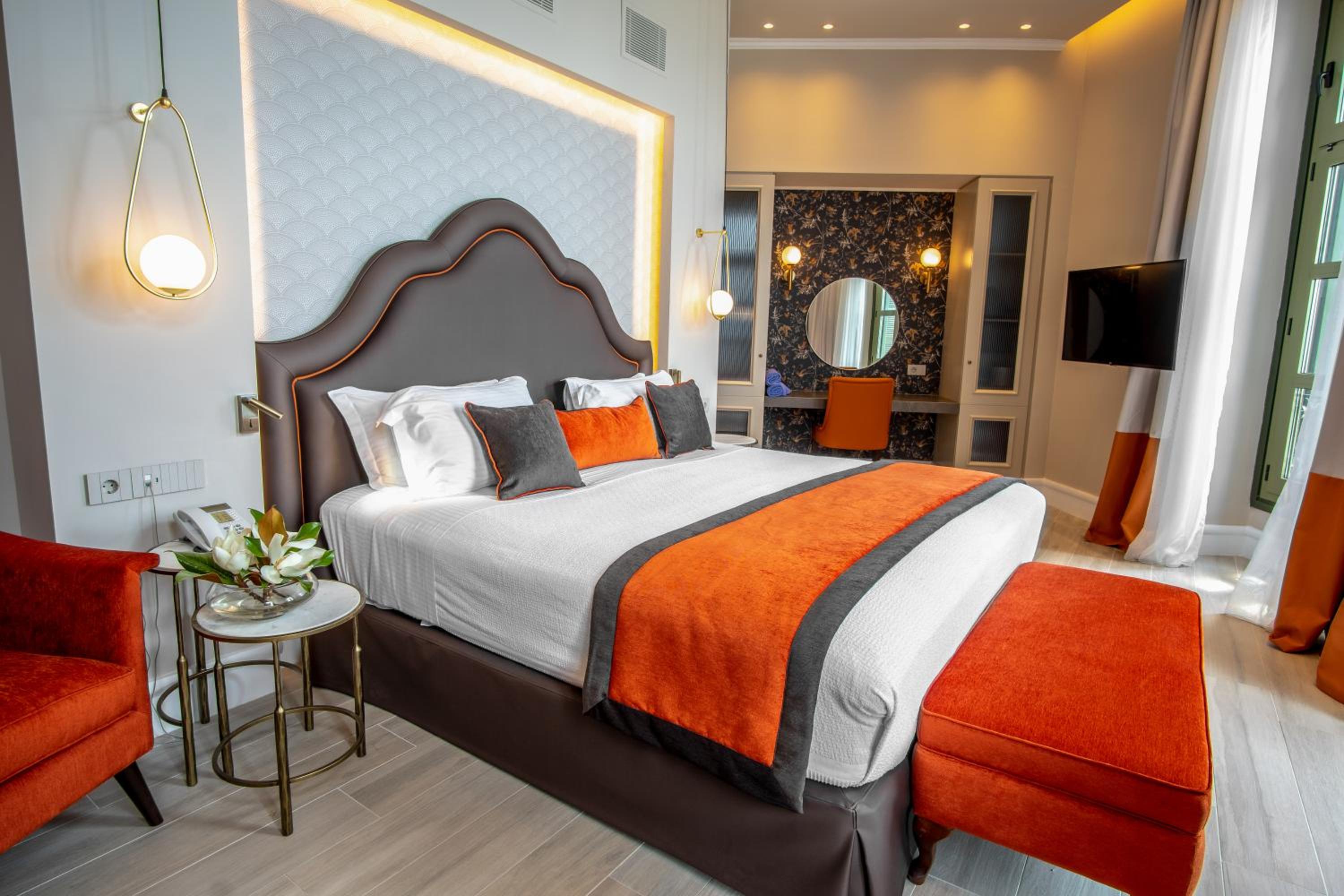 Executive Suite - Photo 2