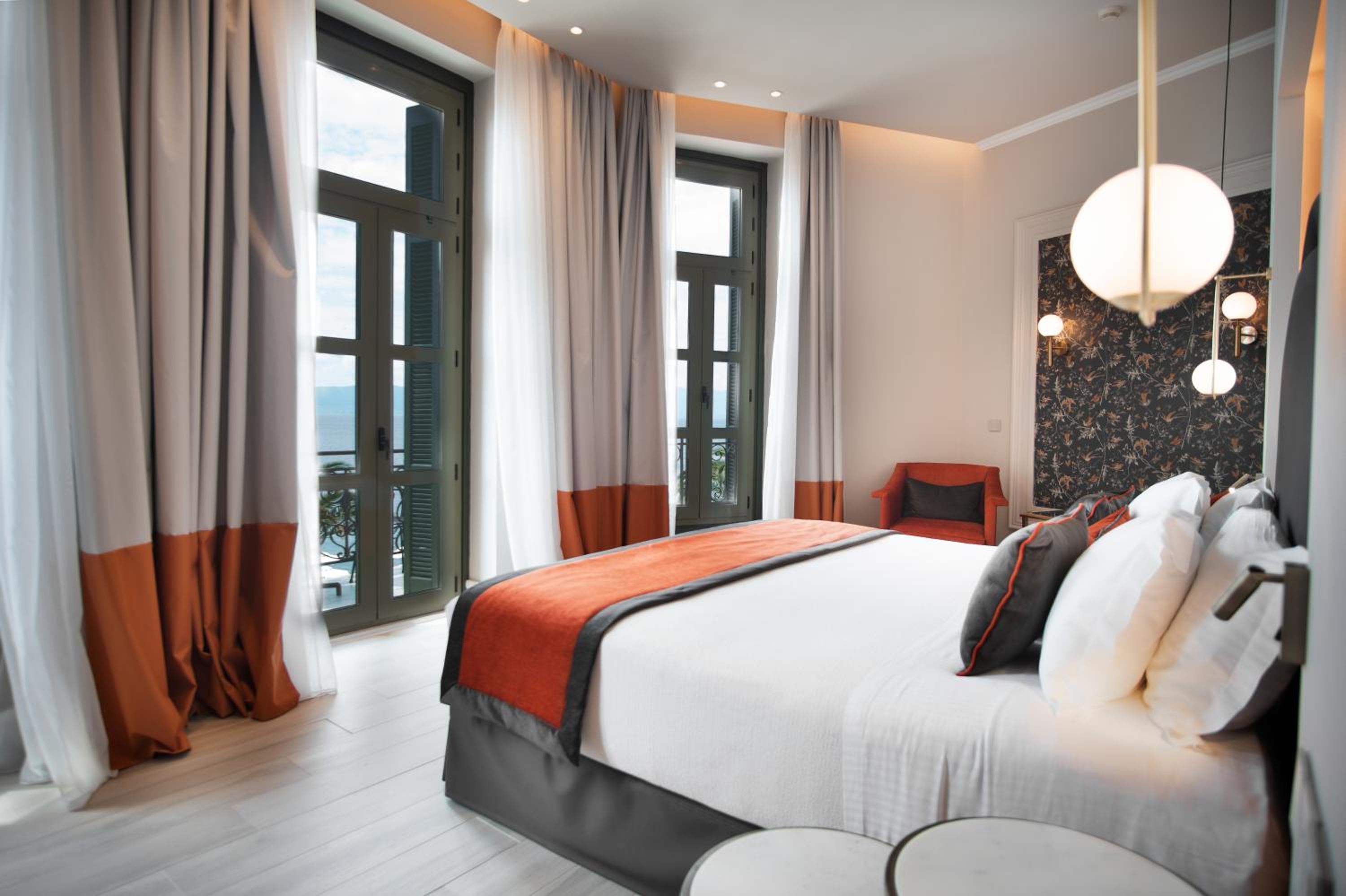 Executive Suite - Photo 1