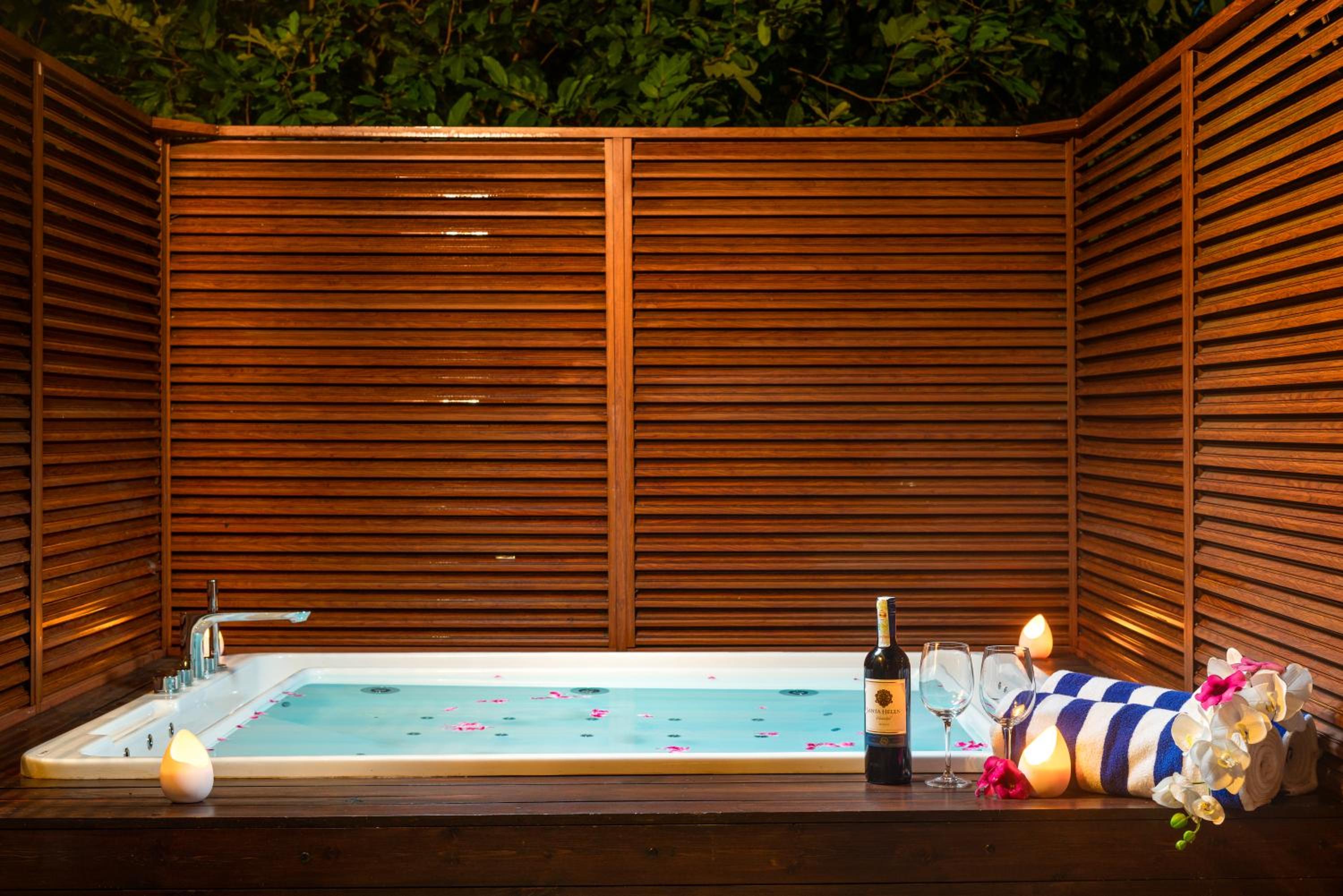 Suite with Hot Tub photo 3