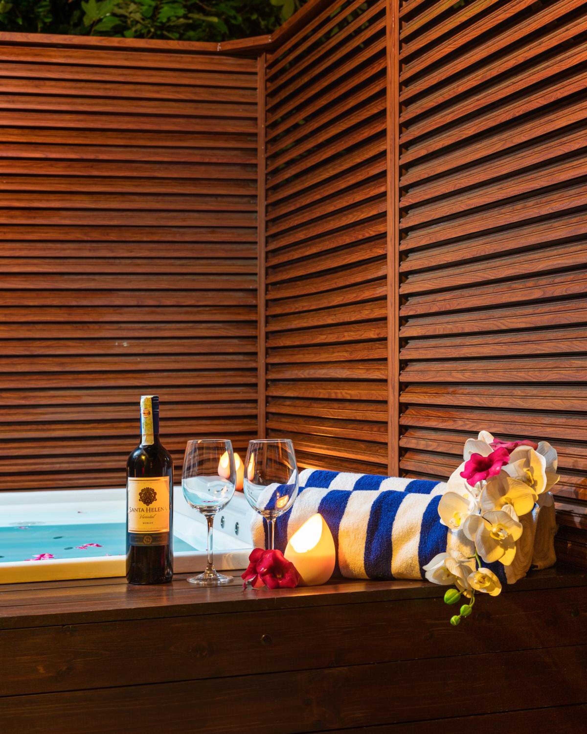 Suite with Hot Tub photo 2