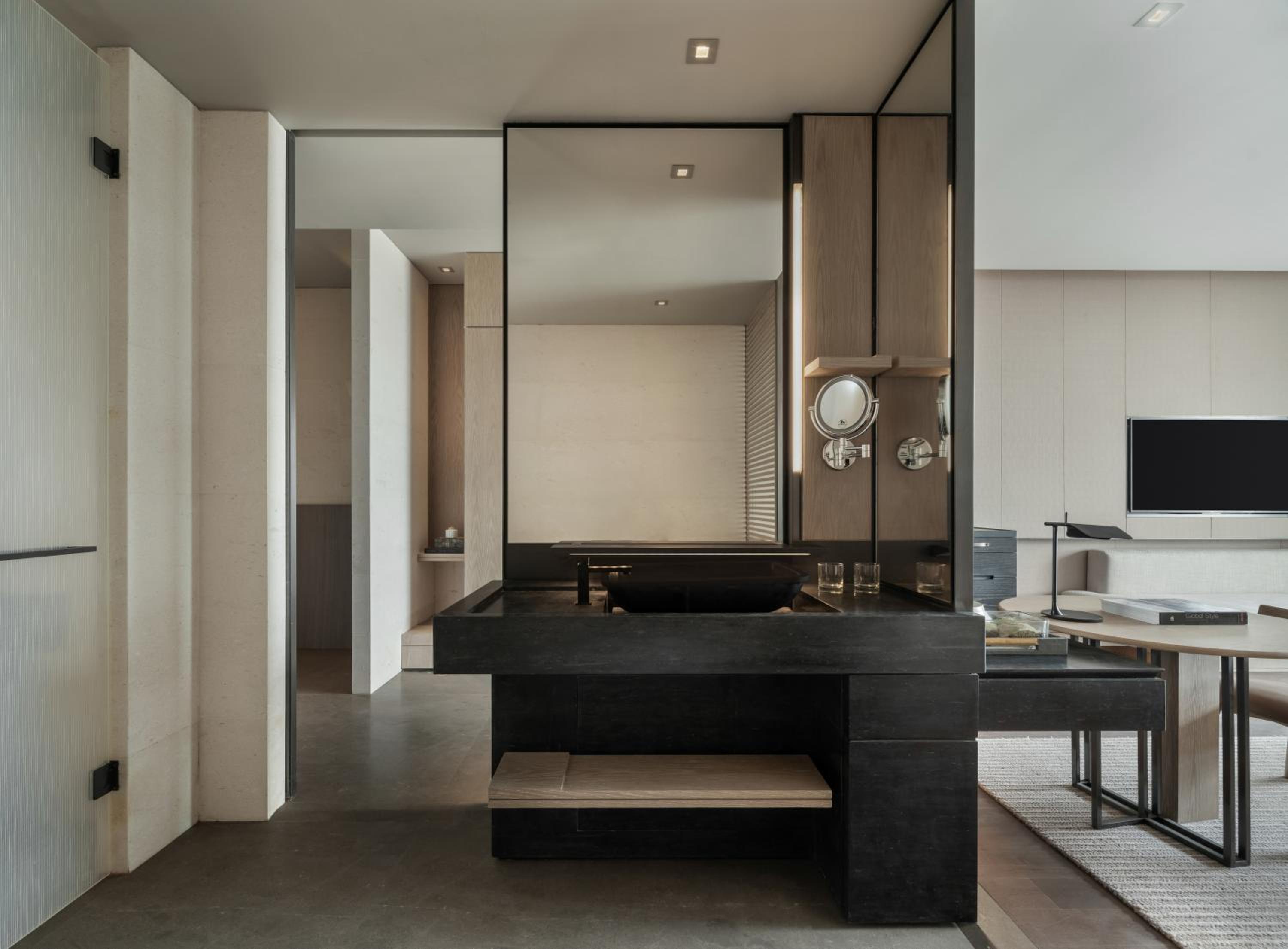 Classic King Room with Garden View and Club Lounge Access