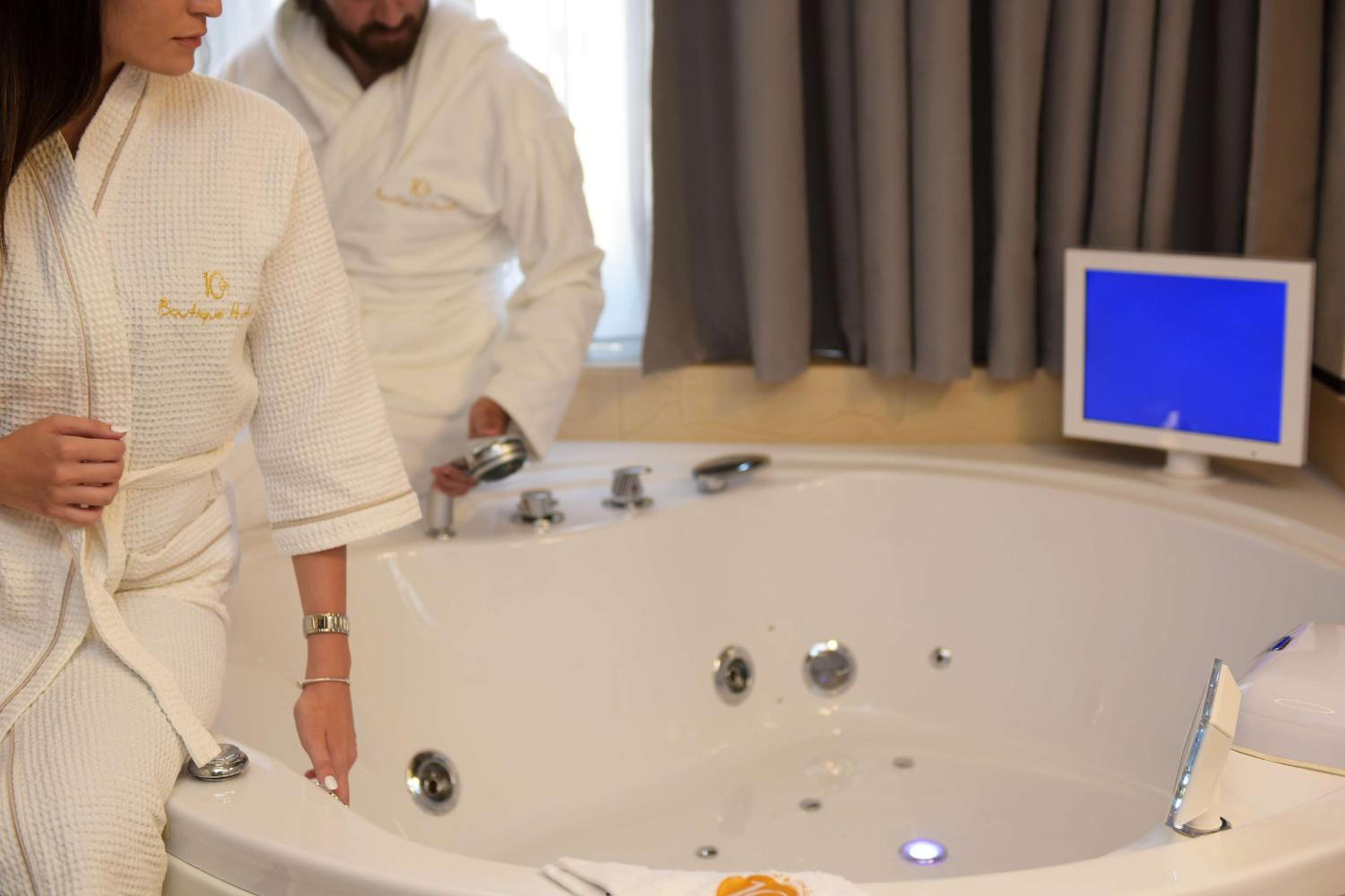 Executive Suite Rhodes with Hot Tub - Photo 12