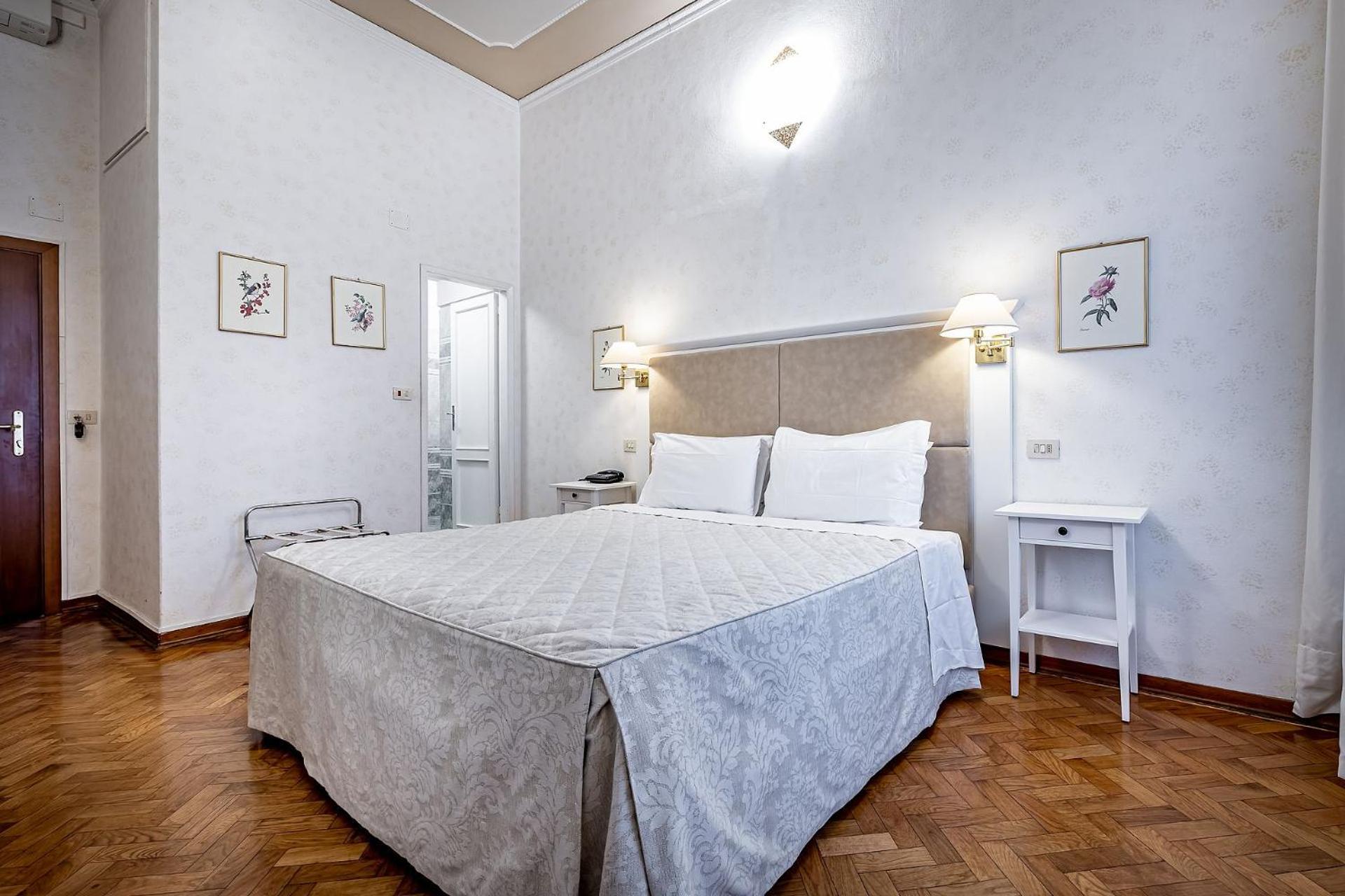 Double Room - Photo 11