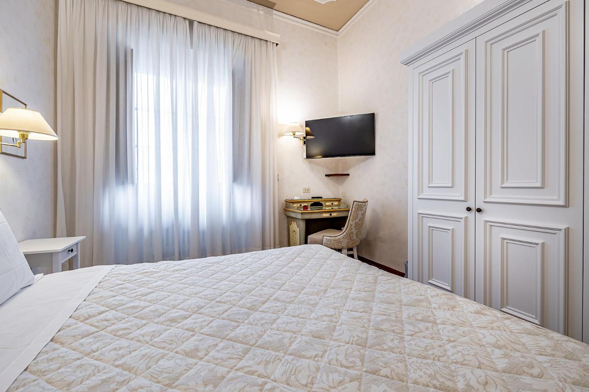 Double Room - Photo 12