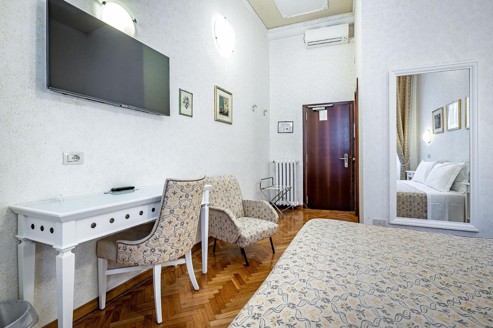 Double Room - Photo 2