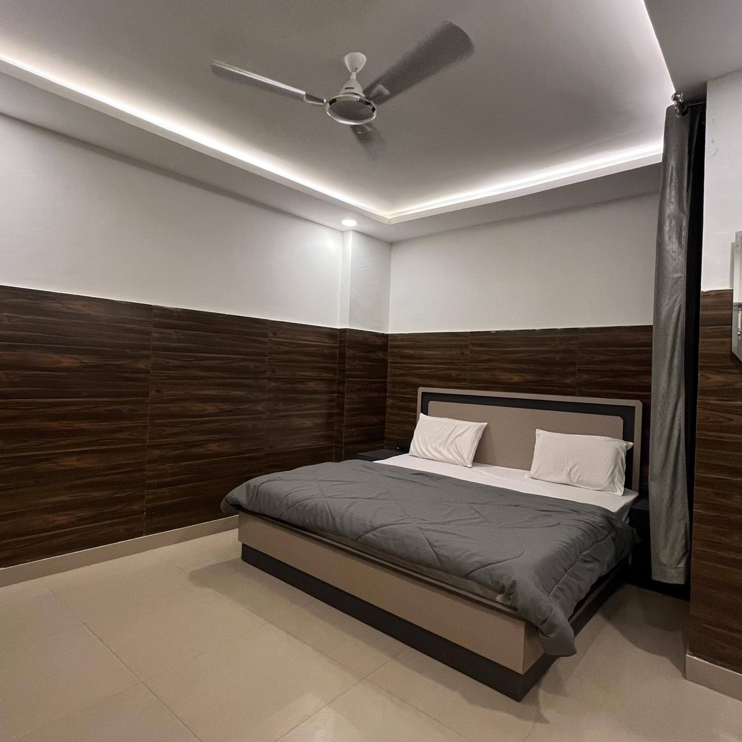 Deluxe Double Room (2 Adults + 1 Child) photo 2