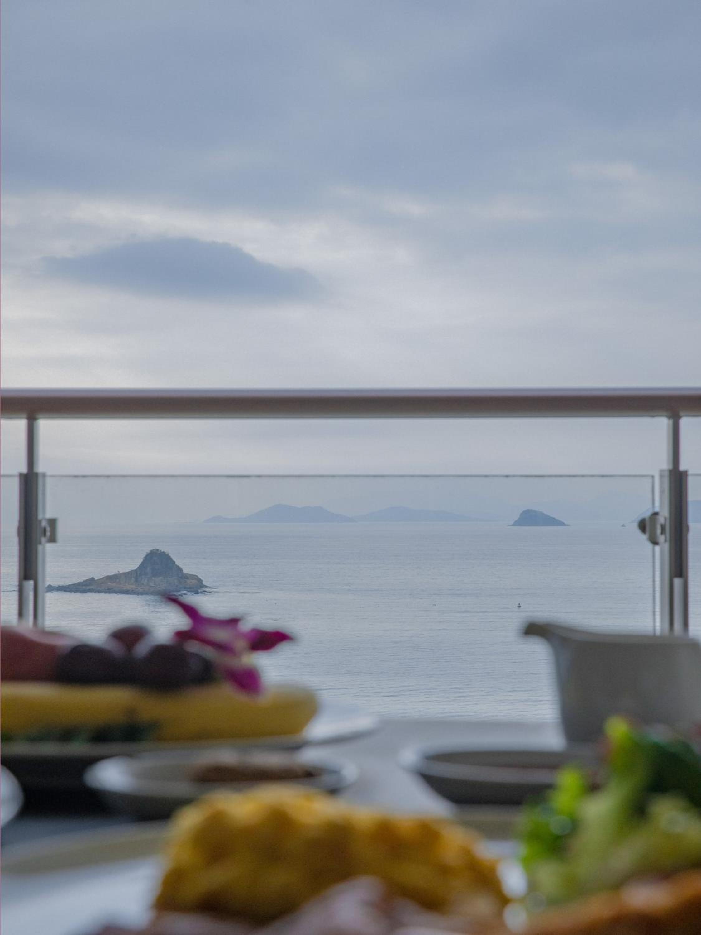 Classic King Room with Ocean View and Balcony - Club Lounge Access - Photo 2