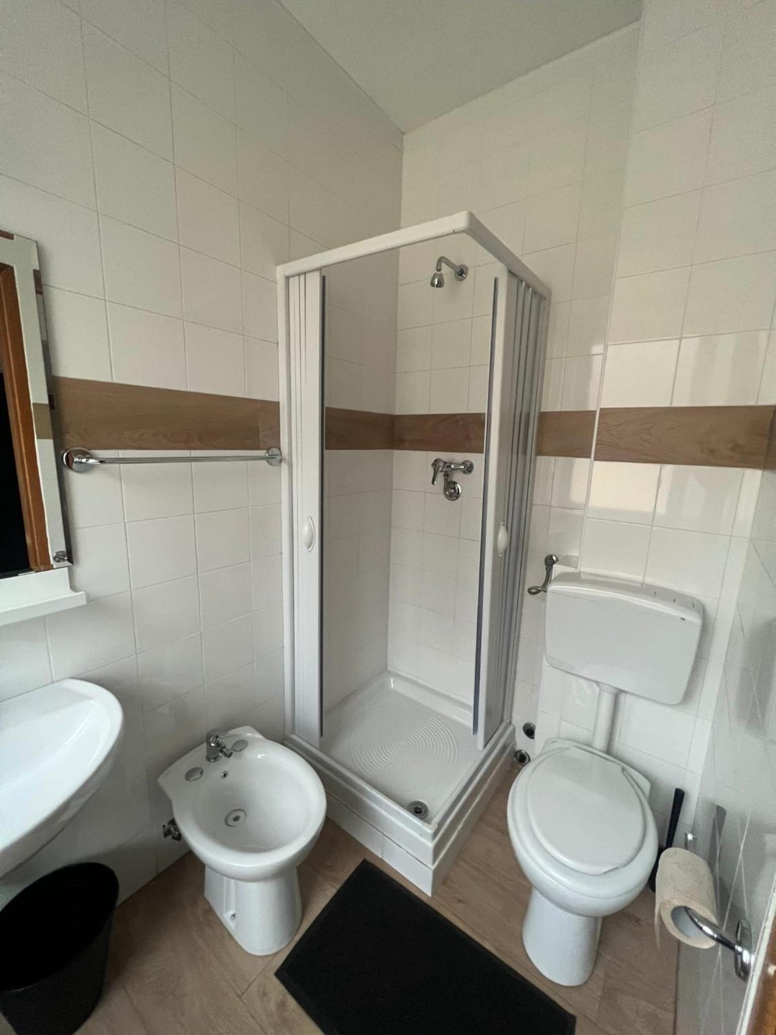 Twin Room with Private Bathroom - Photo 16