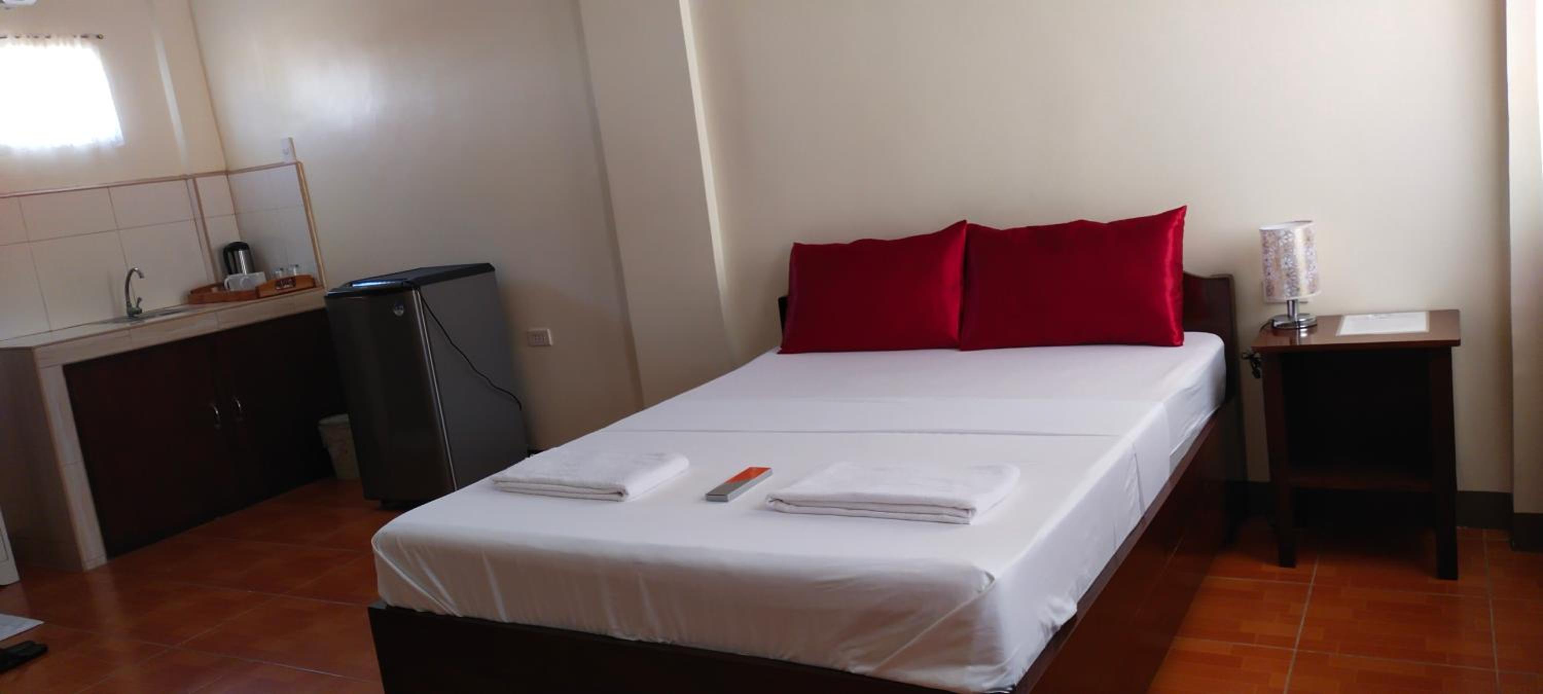 Budget Double Room - Photo 9