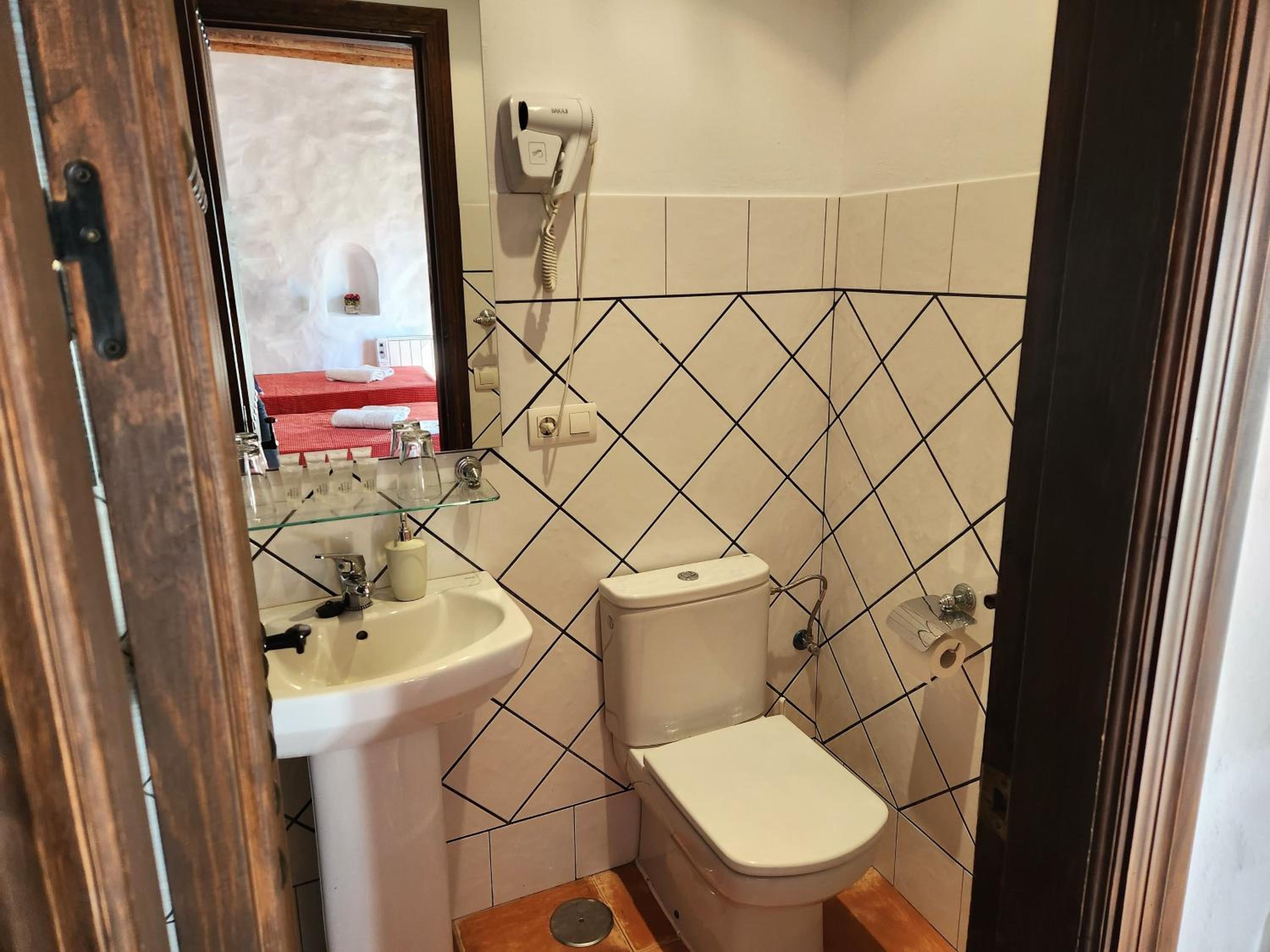 Standard Double or Twin Room - Photo 4