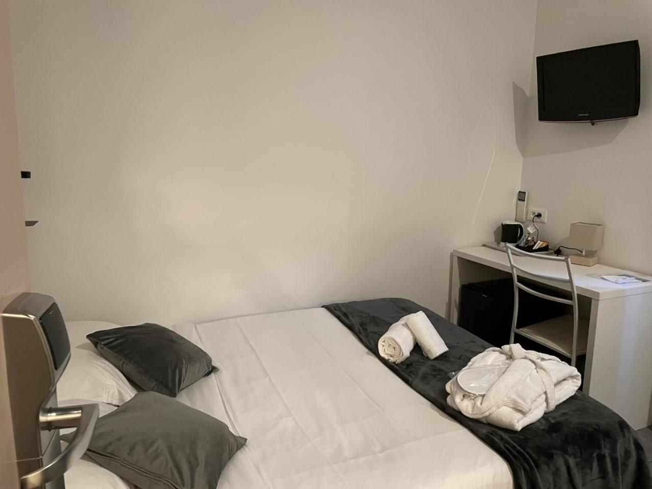 Double Room - Photo 15