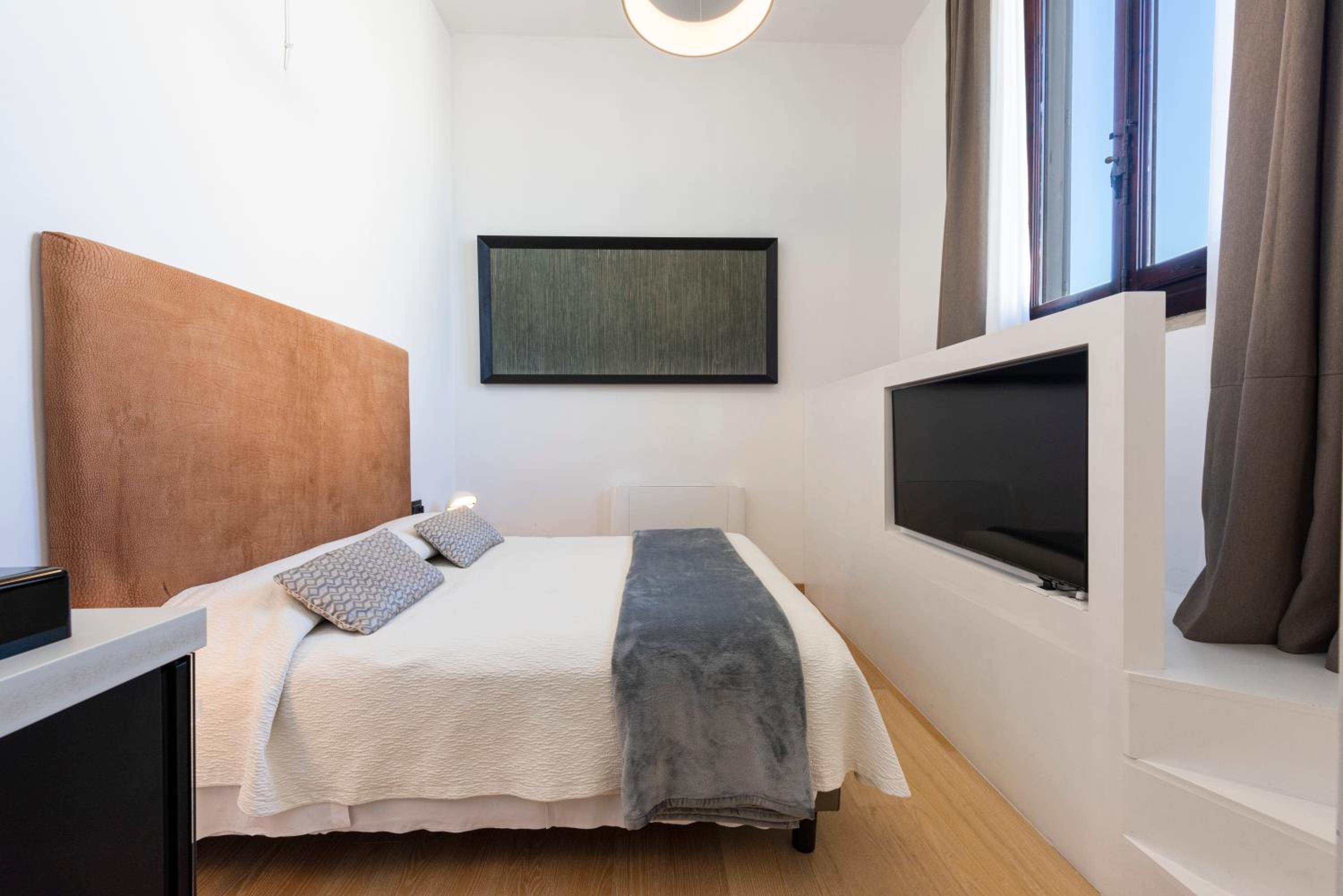 Double or Twin Room with Duomo view thumbnail 5