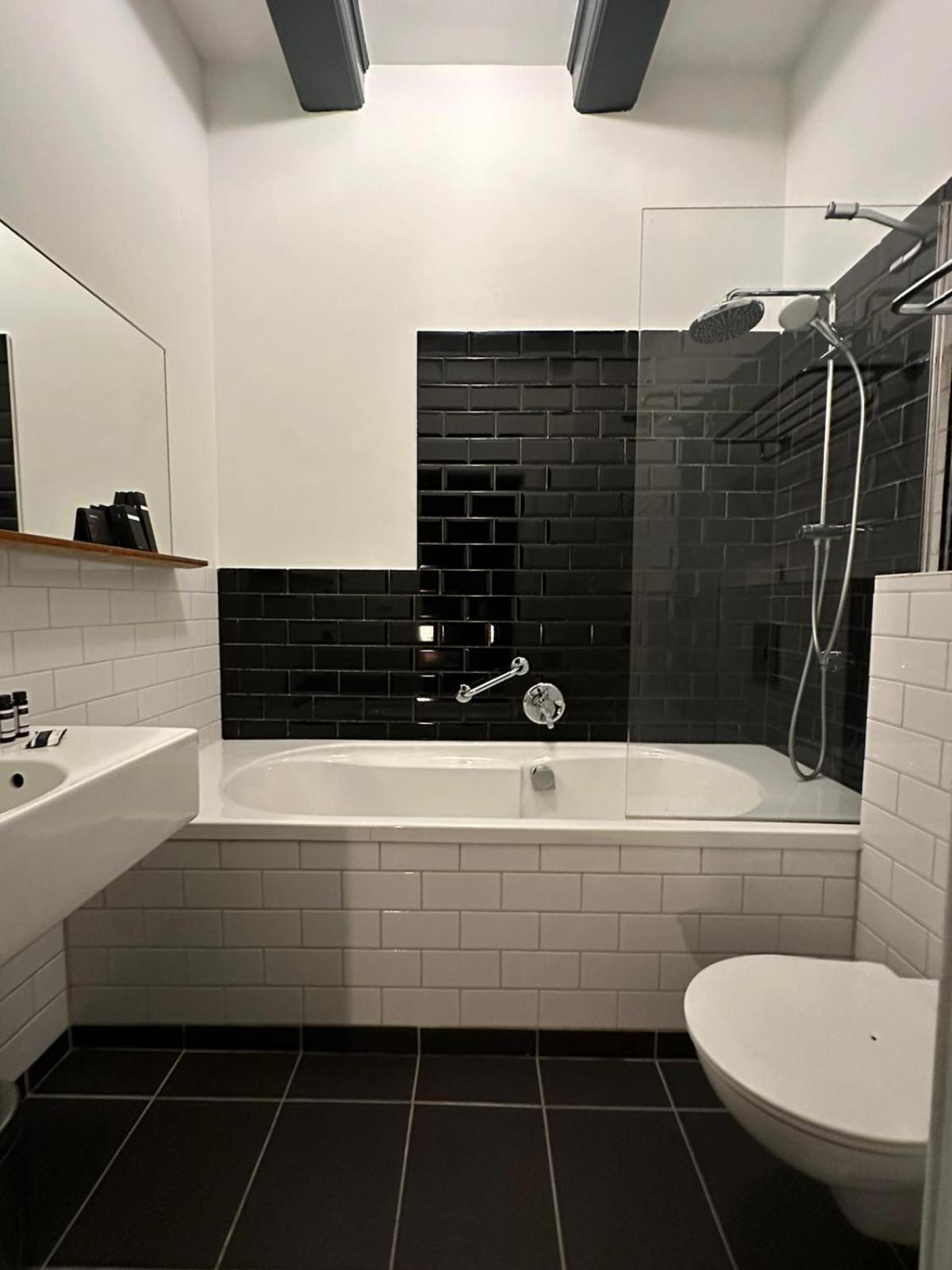 Deluxe Double Room thumbnail 6