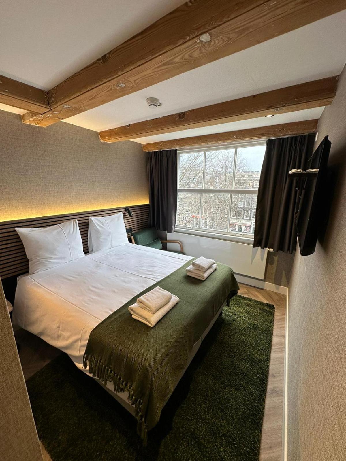 Cozy Double Room with Canal View thumbnail 5