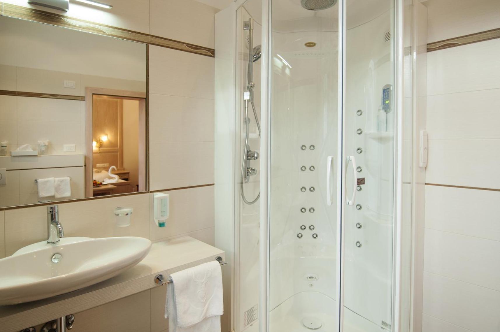 Double or Twin Room - Photo 2