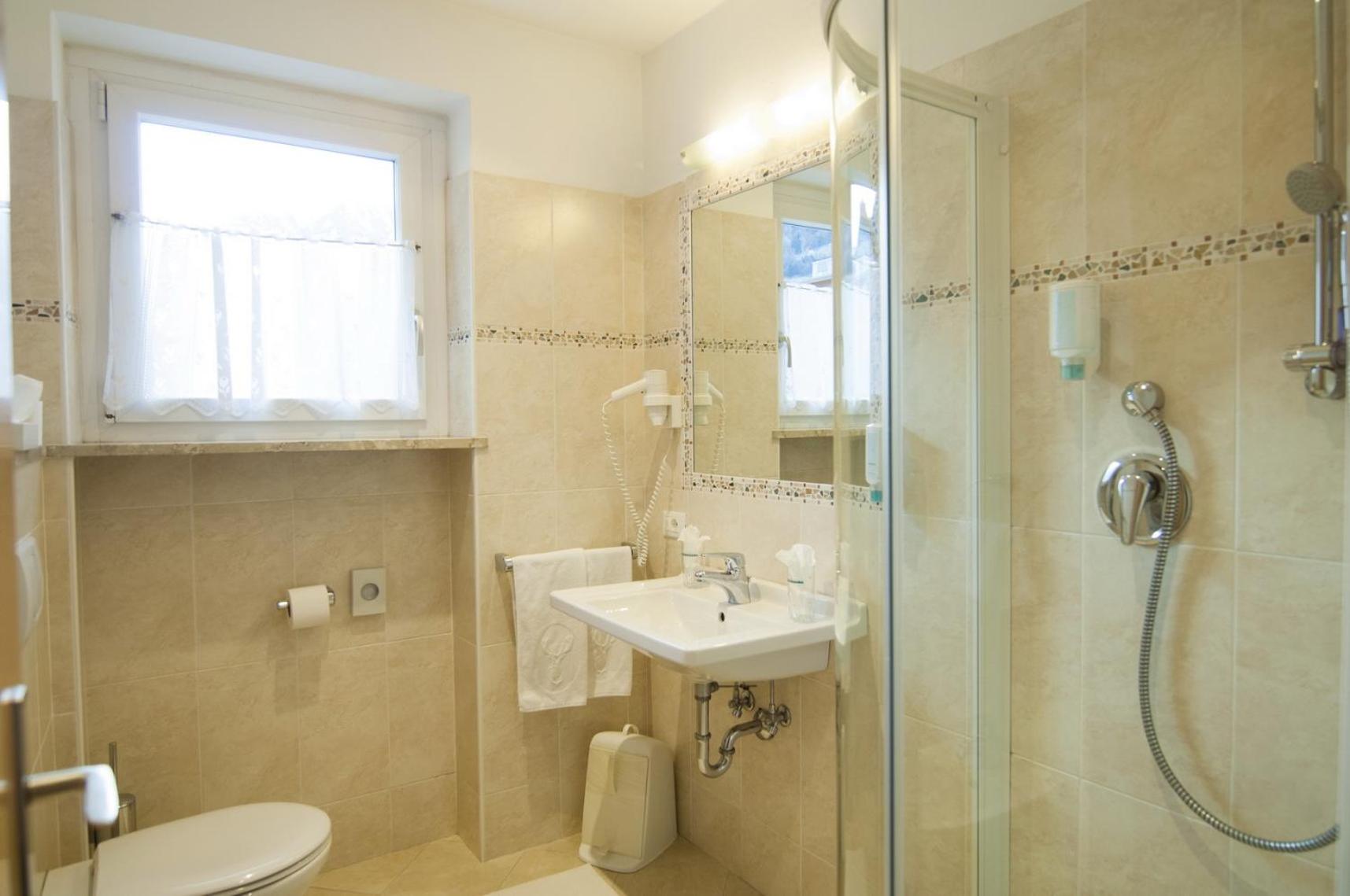 Double or Twin Room - Photo 9