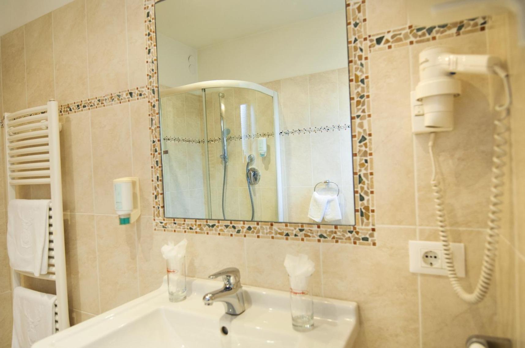 Double or Twin Room - Photo 7