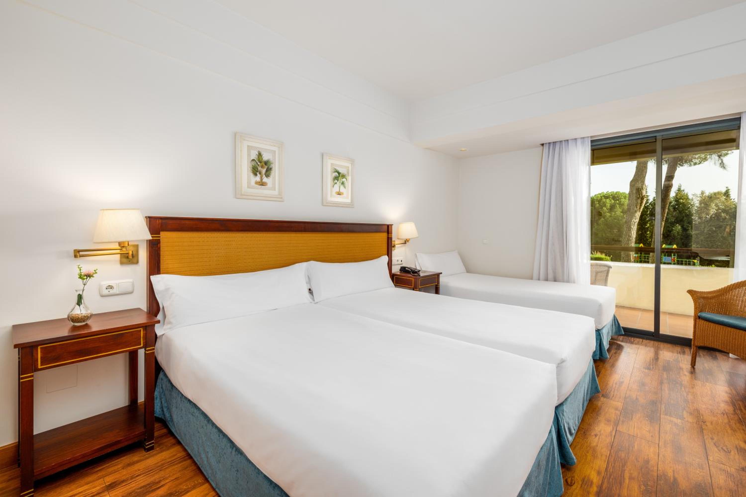 Habitación Triple con Vista al Jardín