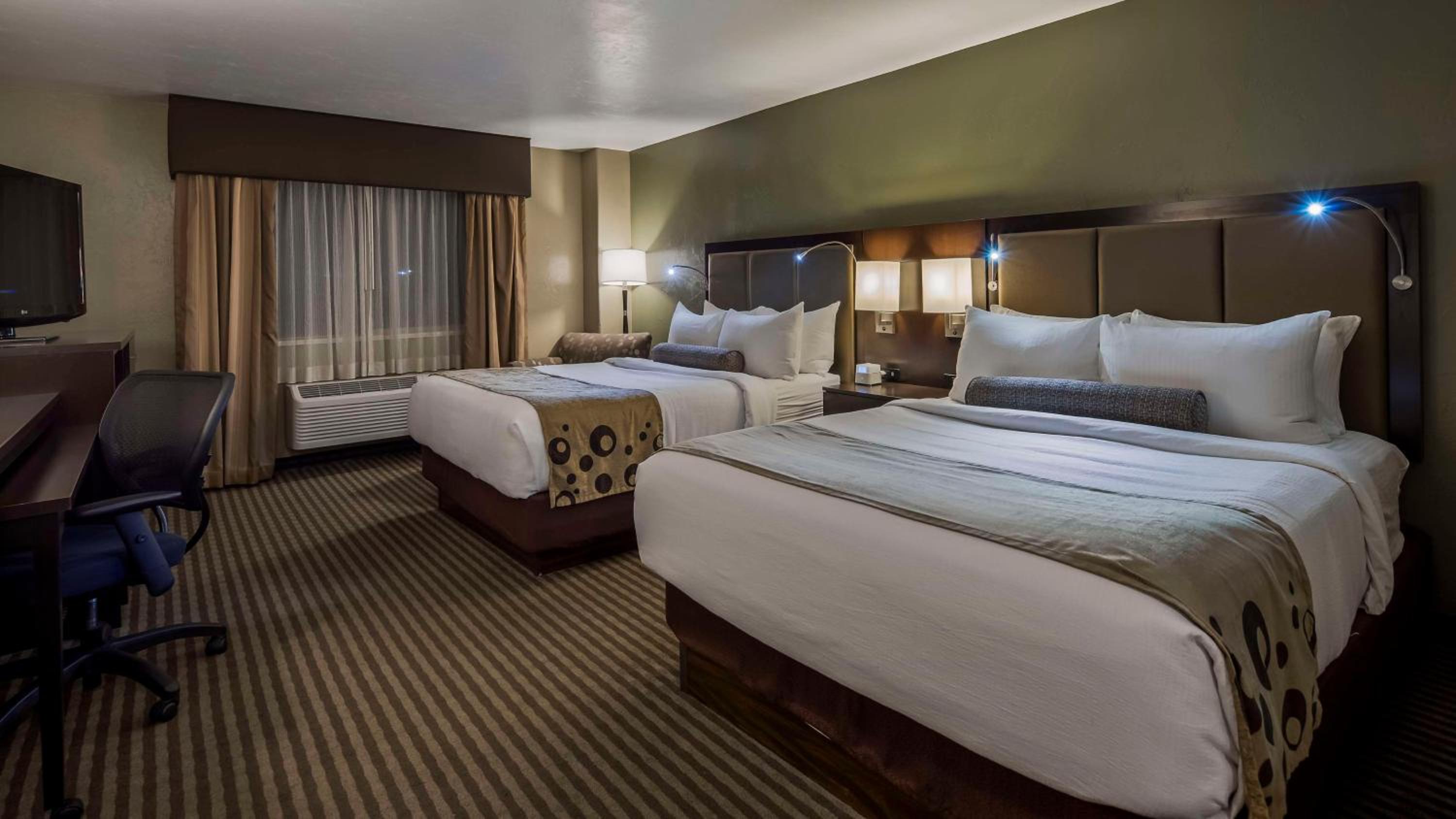 Queen Room with Two Queen Beds - Non-Smoking photo 3