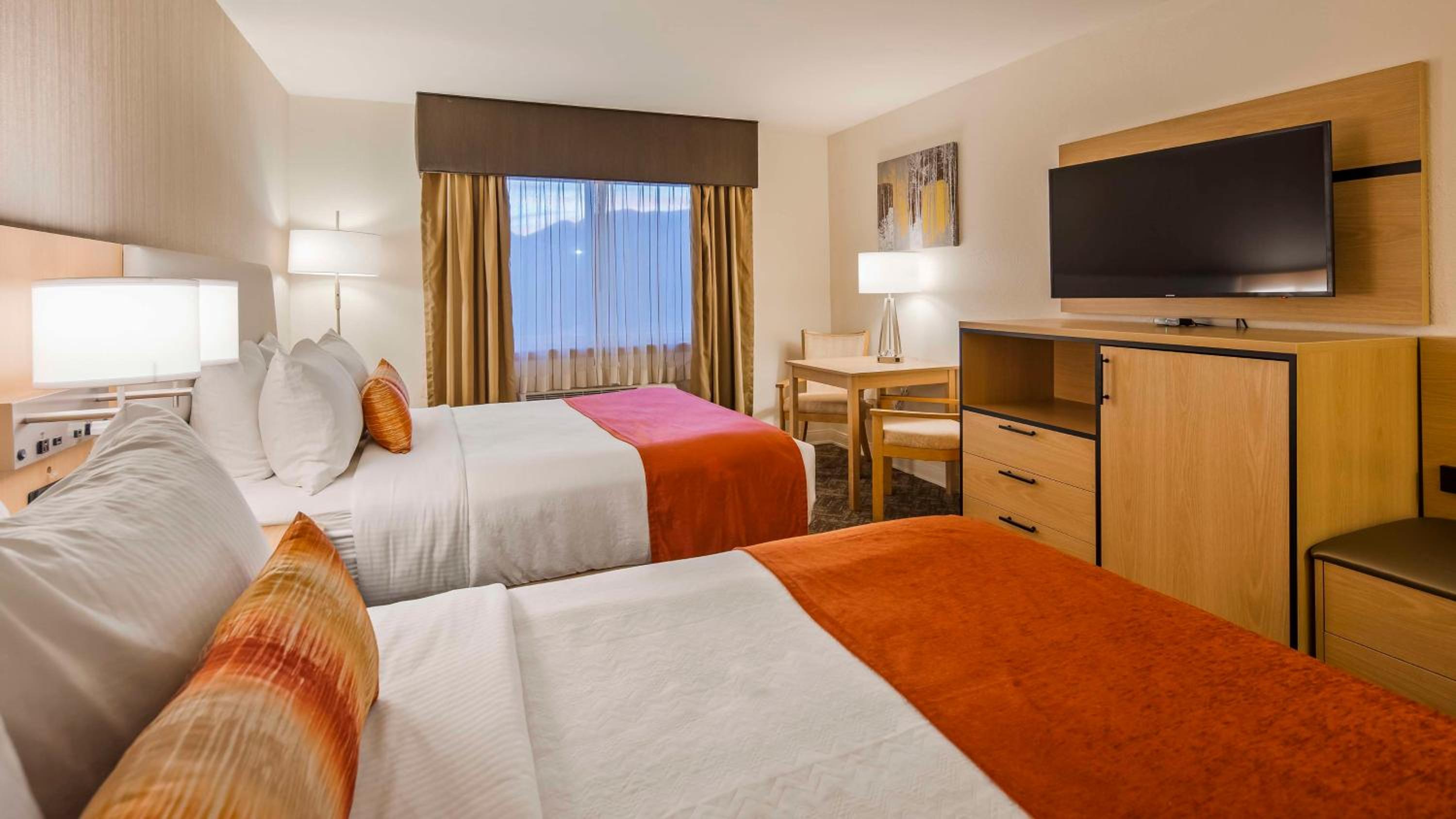 Queen Room with Two Queen Beds and Mountain View photo 1