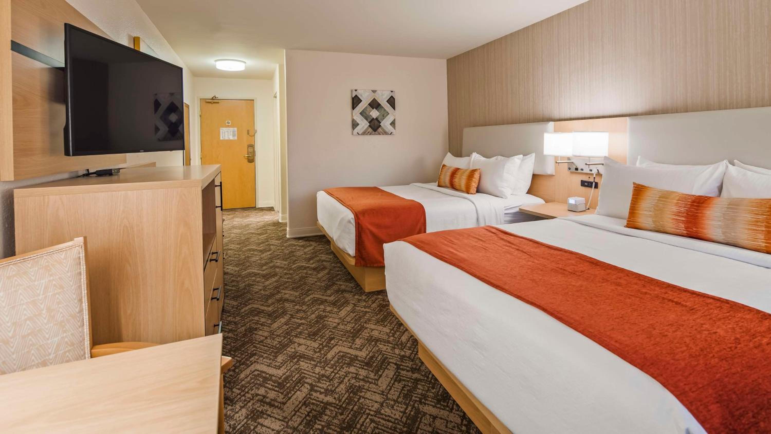 Queen Room with Two Queen Beds and Mountain View photo 3