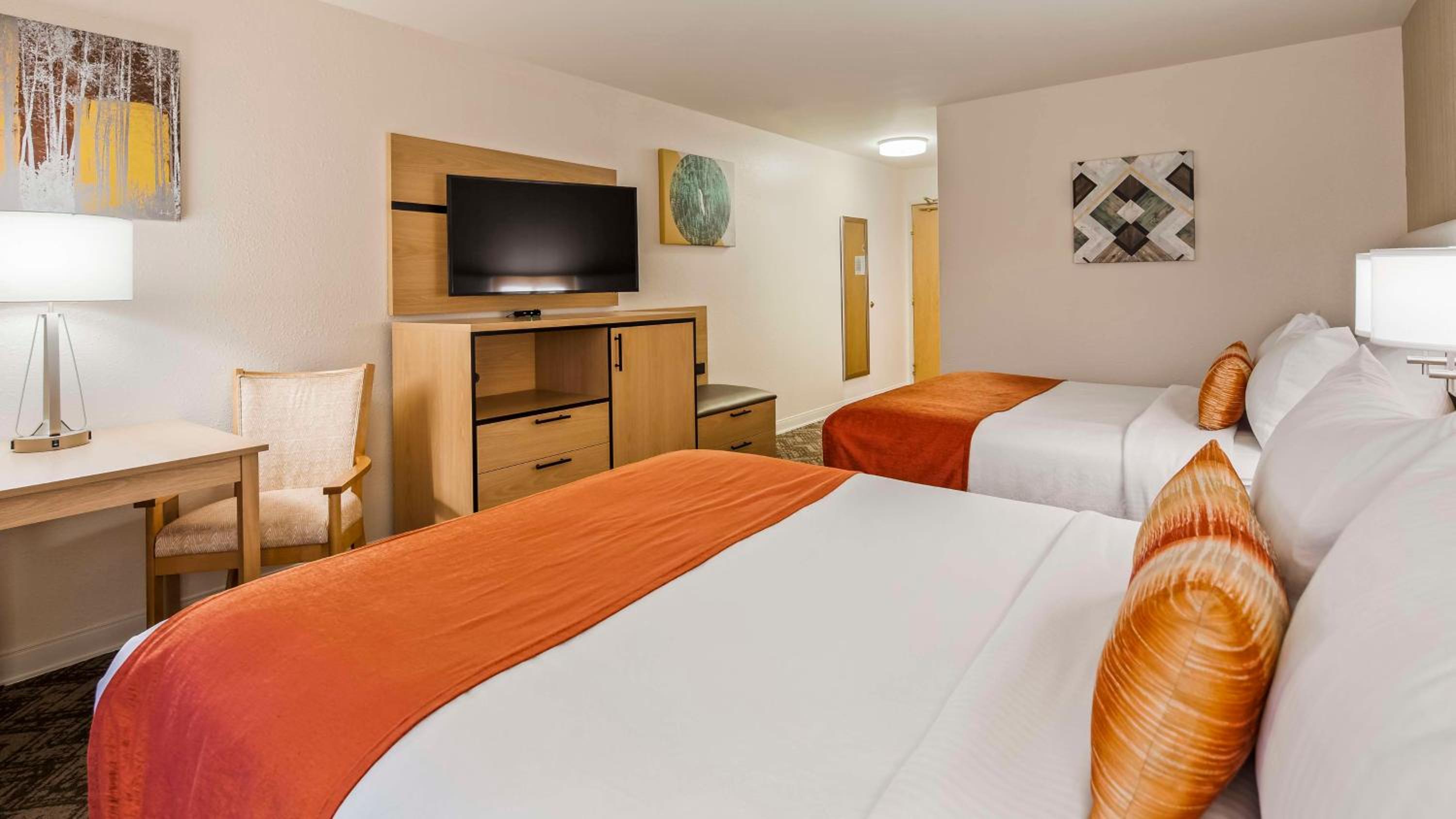 Queen Room with Two Queen Beds and Mountain View photo 2