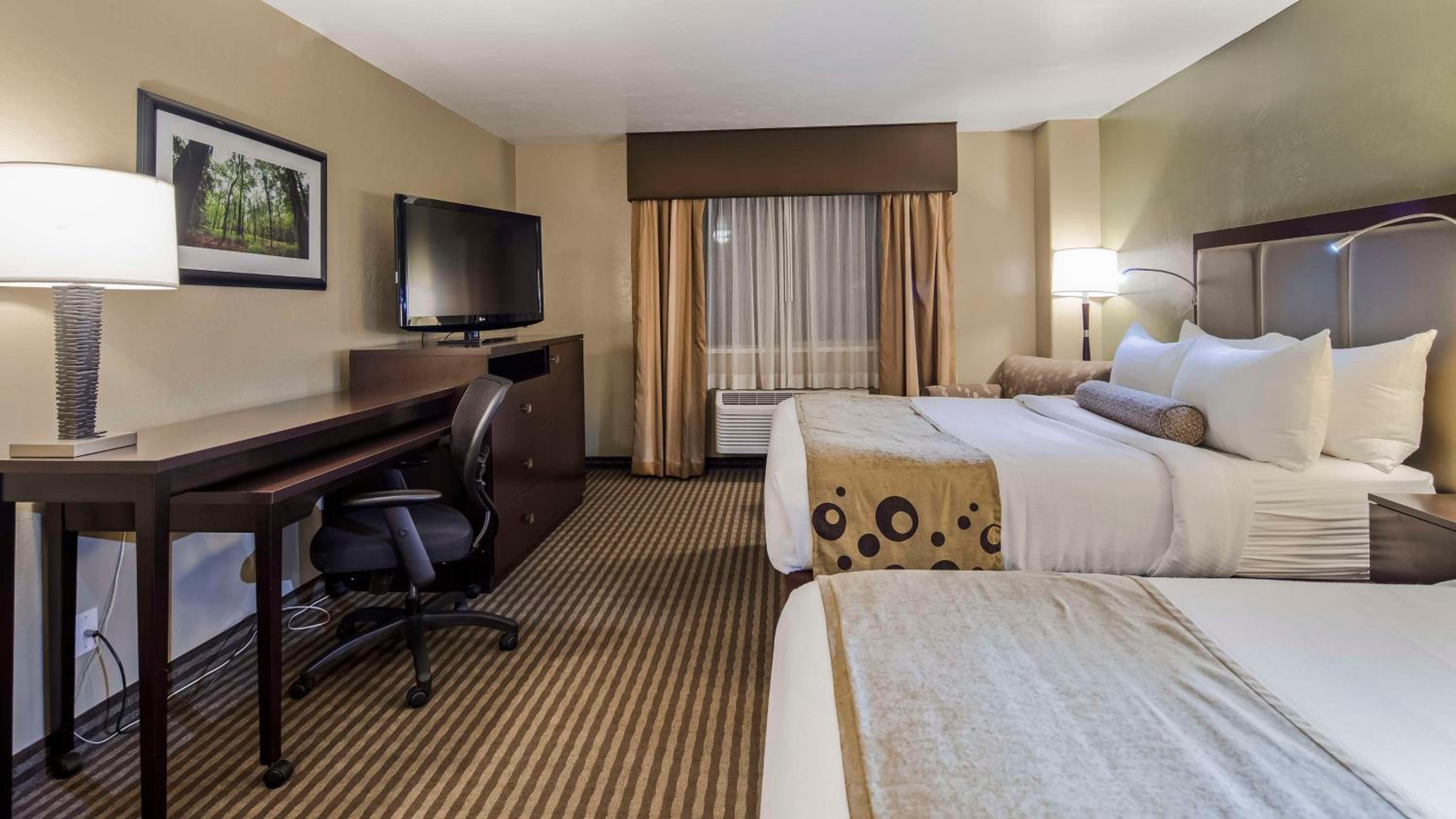 Queen Room with Two Queen Beds - Non-Smoking photo 1