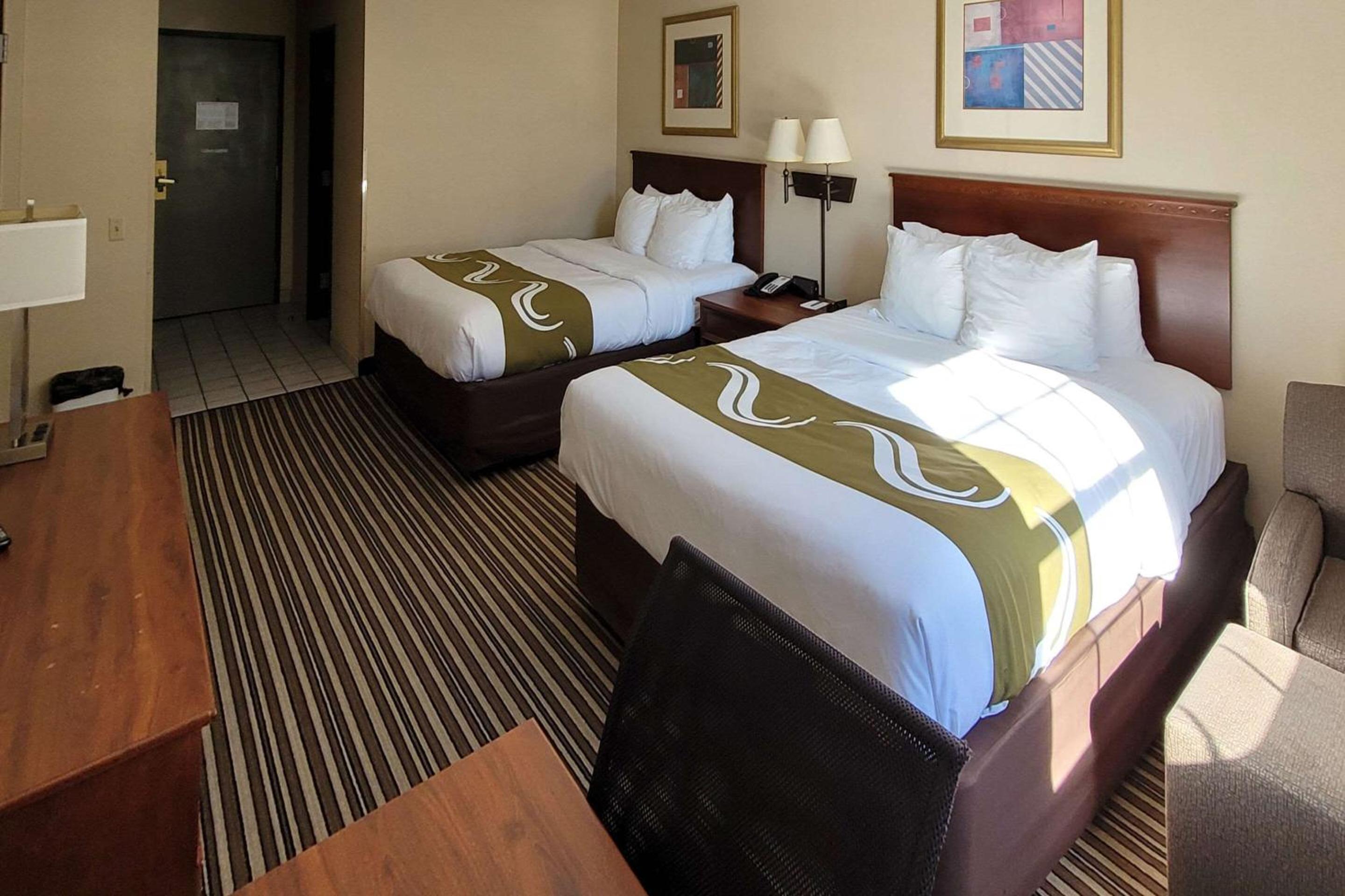 Queen Room with Two Queen Beds and Wet Bar - Non-Smoking photo 3