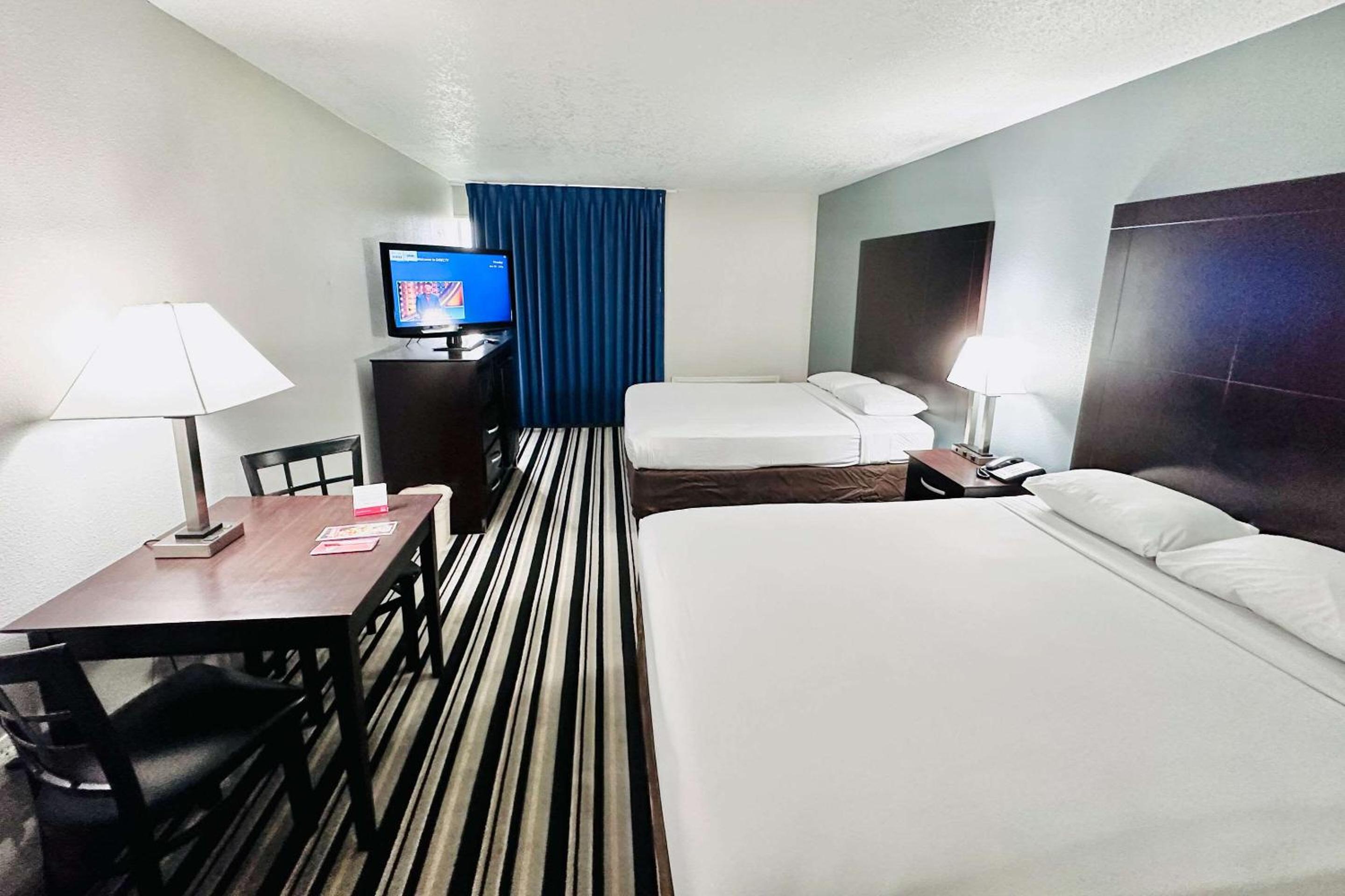 Standard Queen Room with Two Queen Beds - Non-Smoking - Photo 2