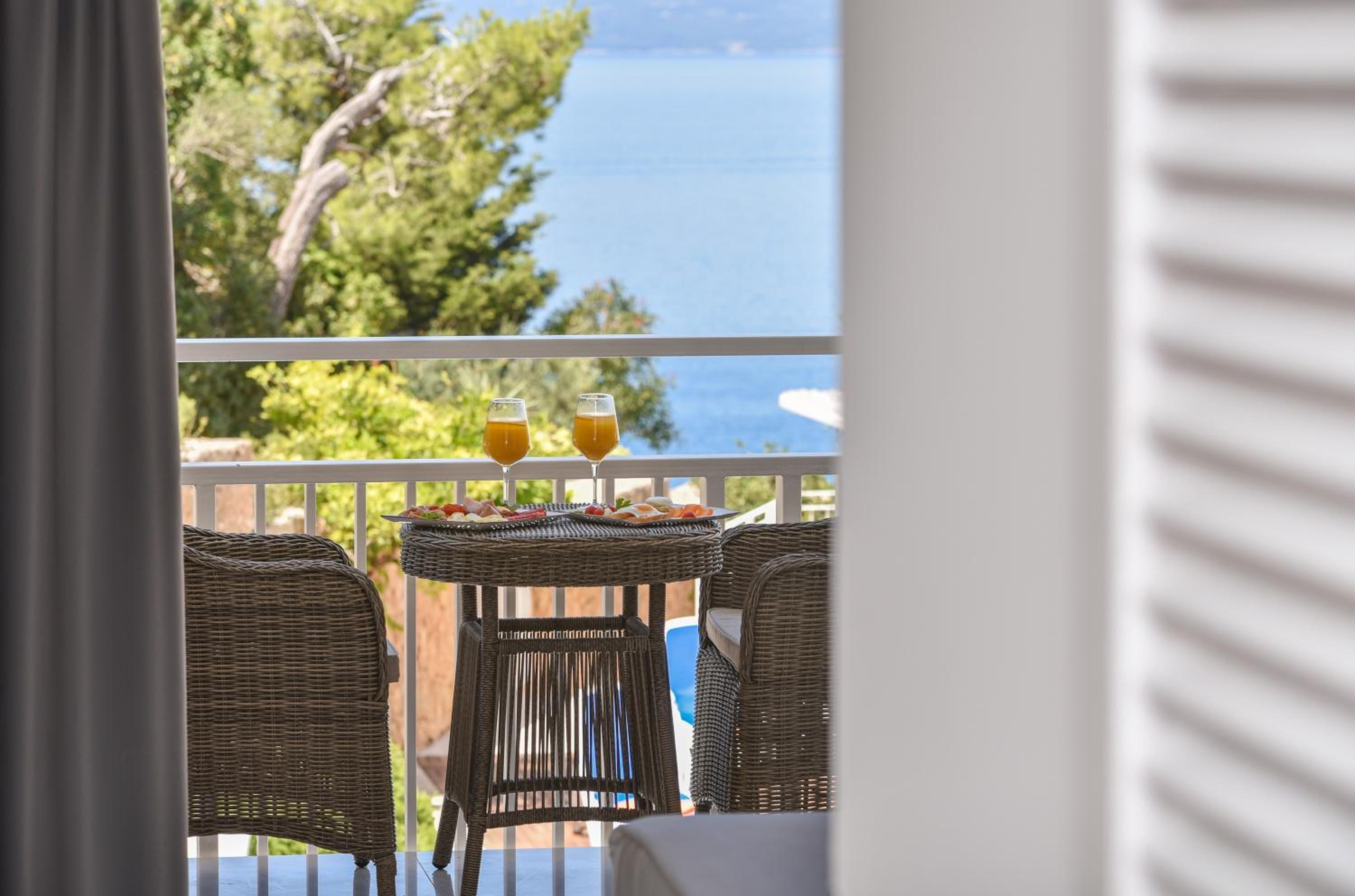 Double or Twin Room with Partial Sea View - Photo 4