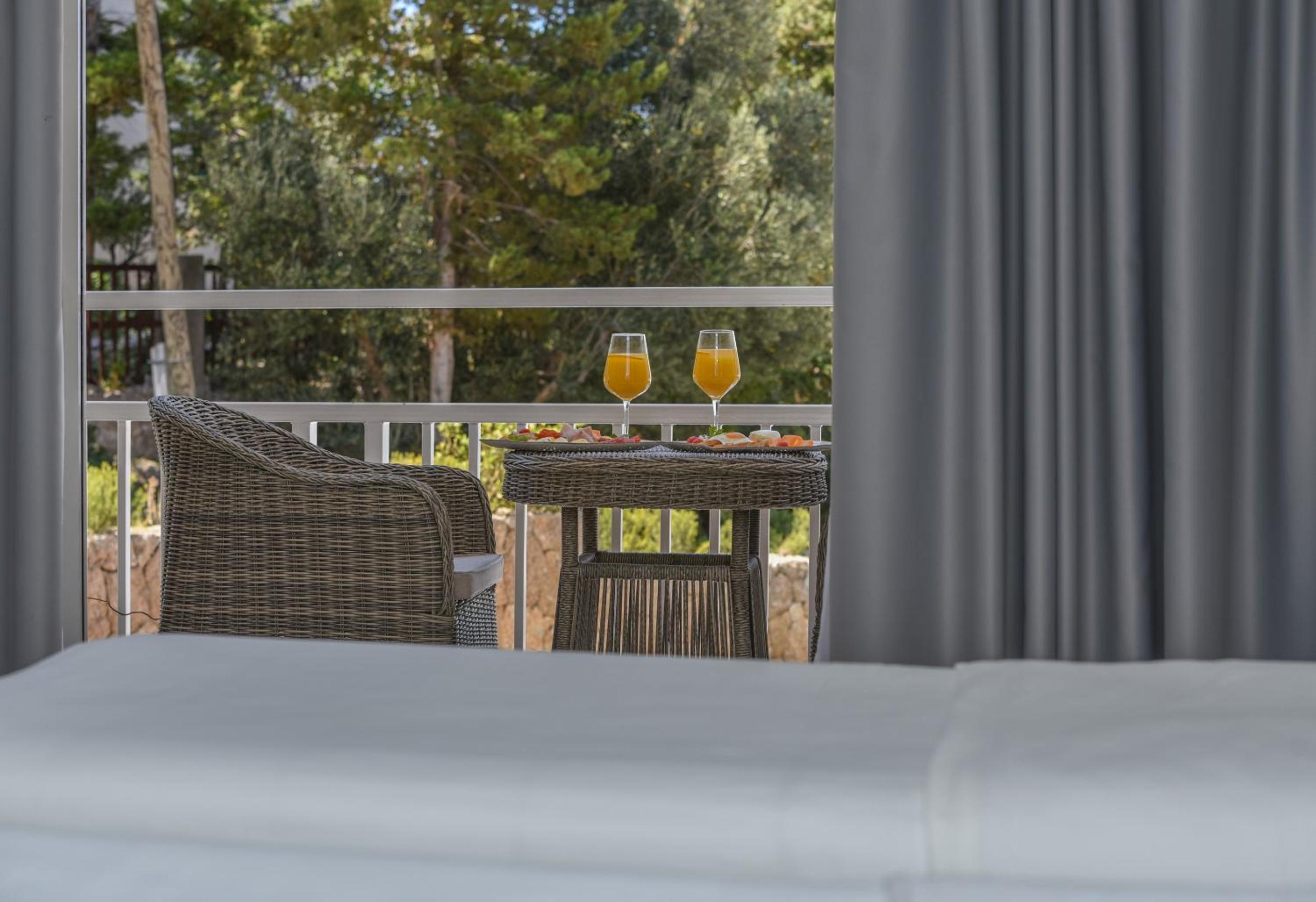 Double or Twin Room with Balcony - Photo 4