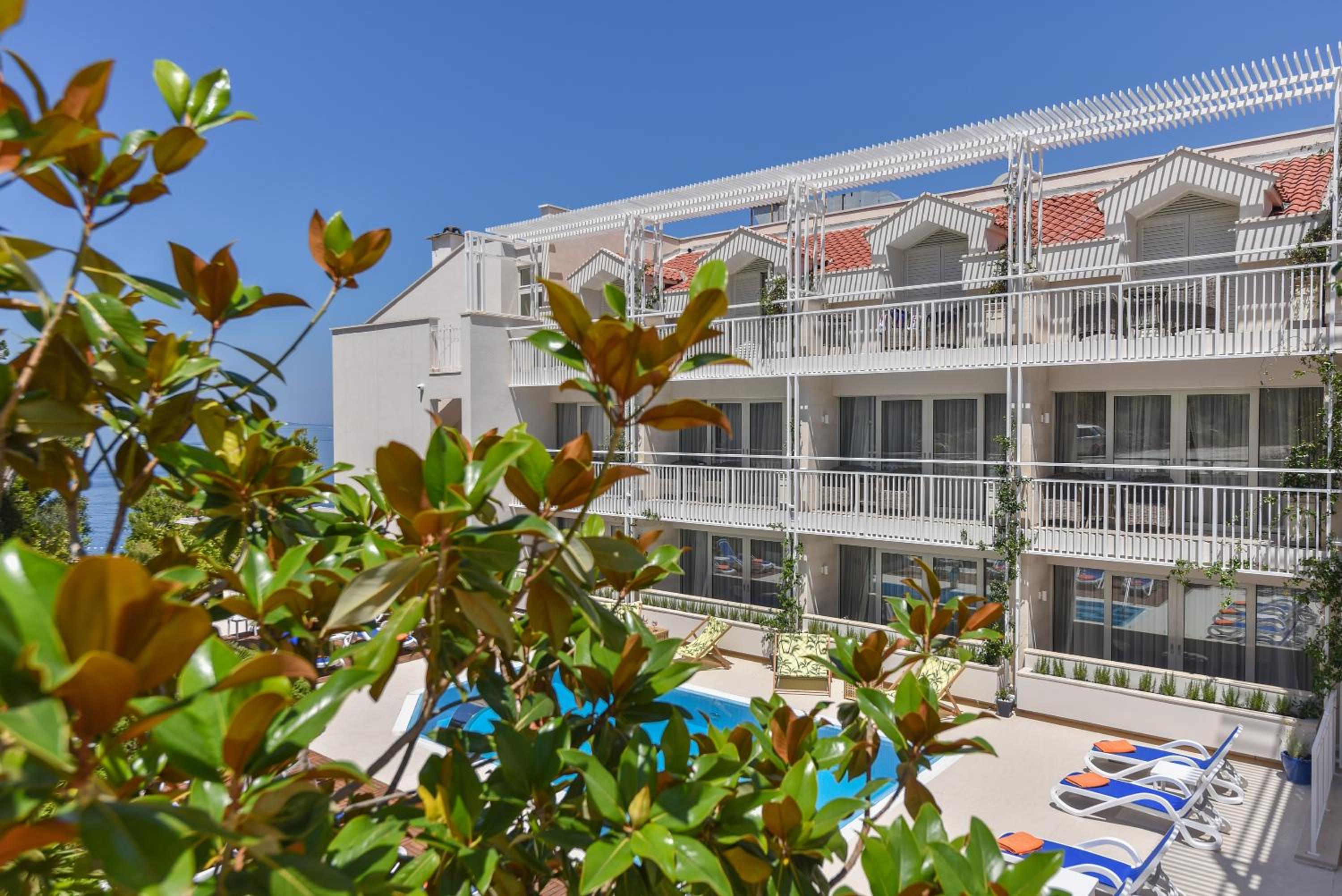 Double or Twin Room with Balcony - Photo 2