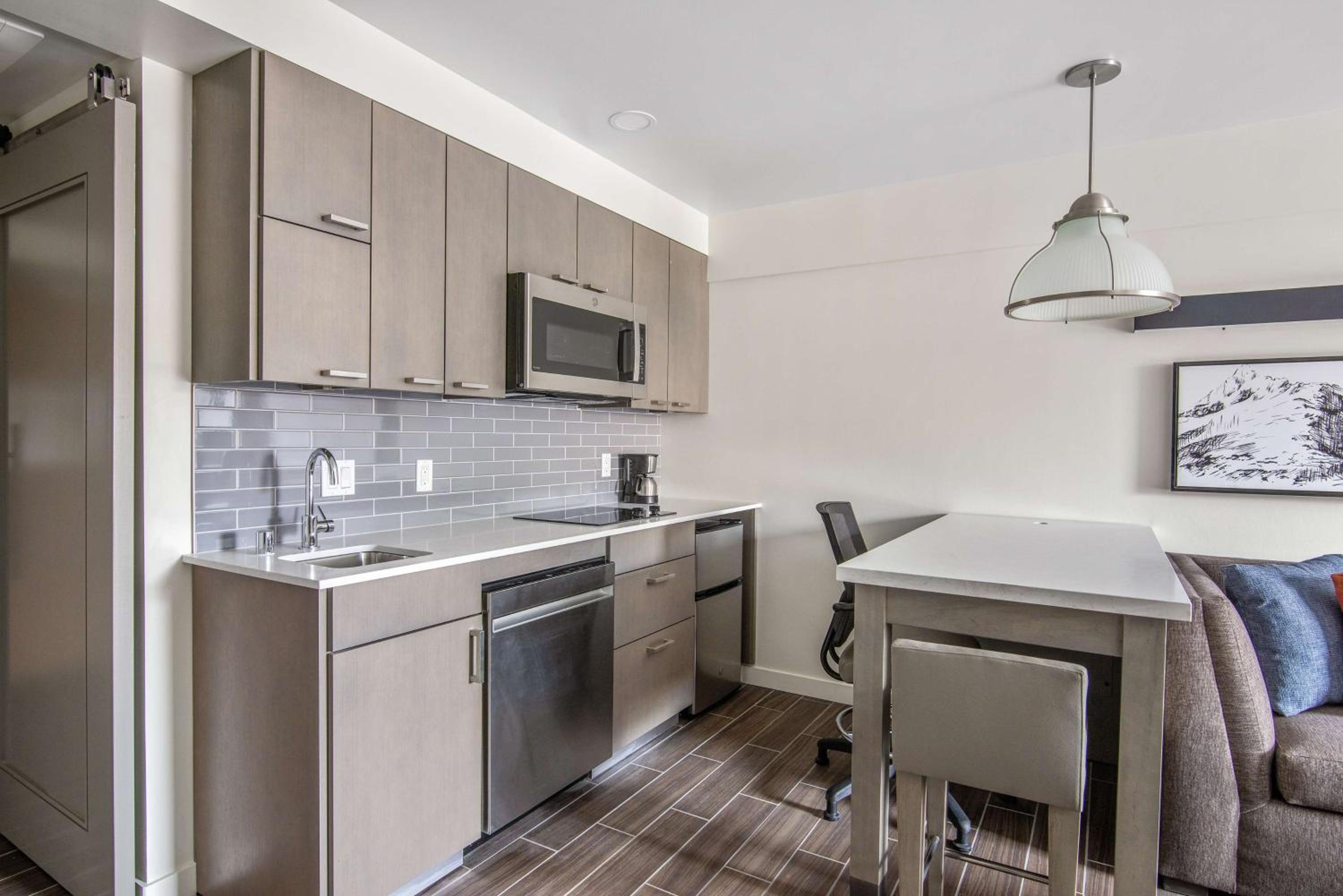 King Studio Suite with Kitchen and Sofa Bed - Photo 6