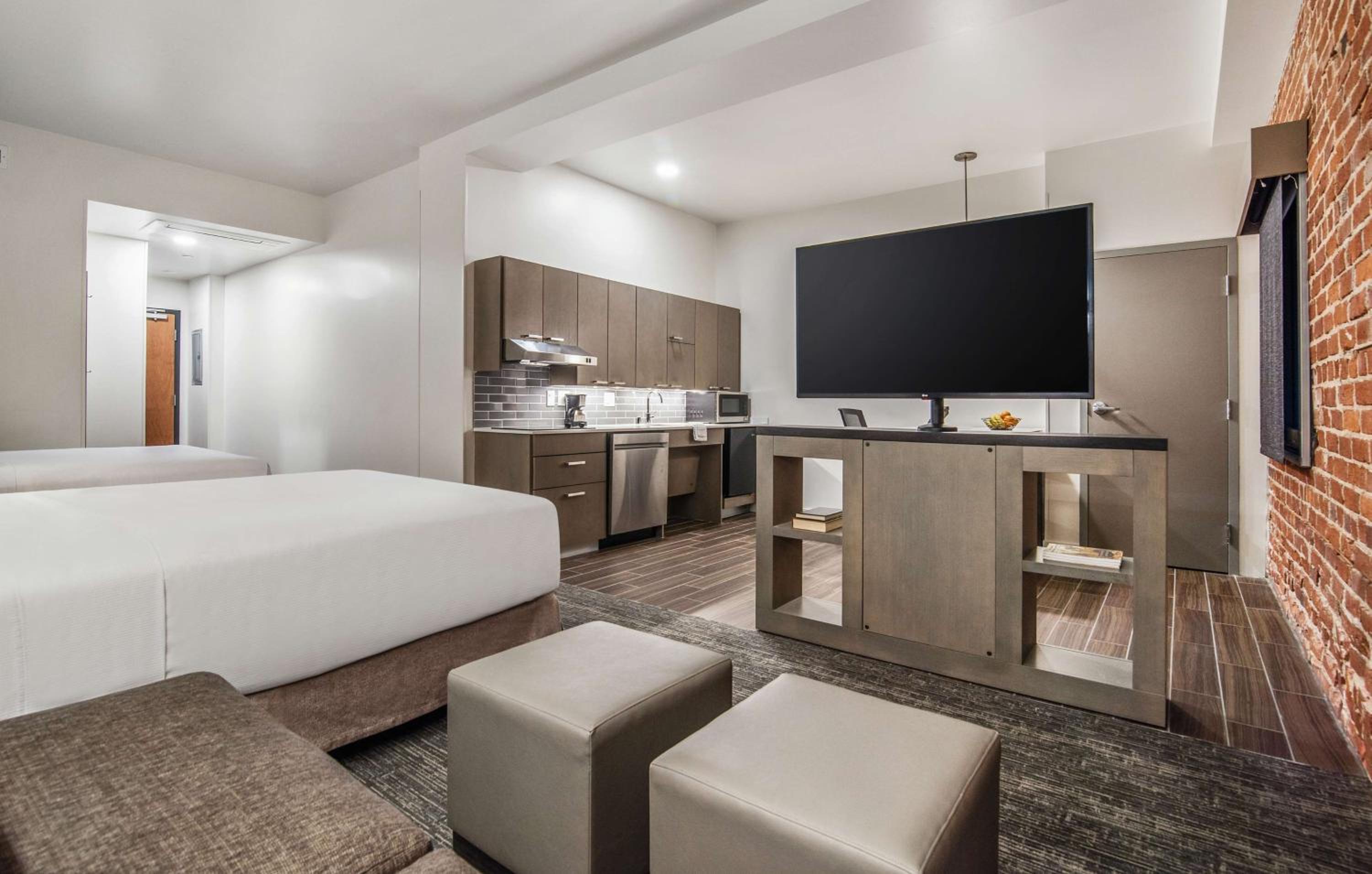 Studio Suite with Two Queen Beds with Sofa Bed, Kitchen and Tub - Disability Access - Photo 3