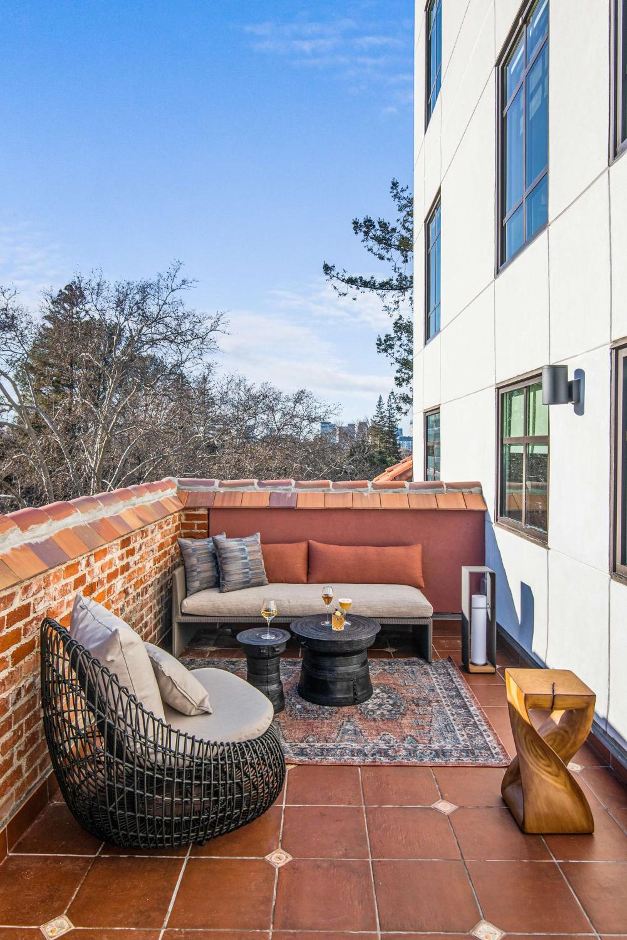 Sutters Fort King Studio Suite with Kitchen and Balcony, photo 6