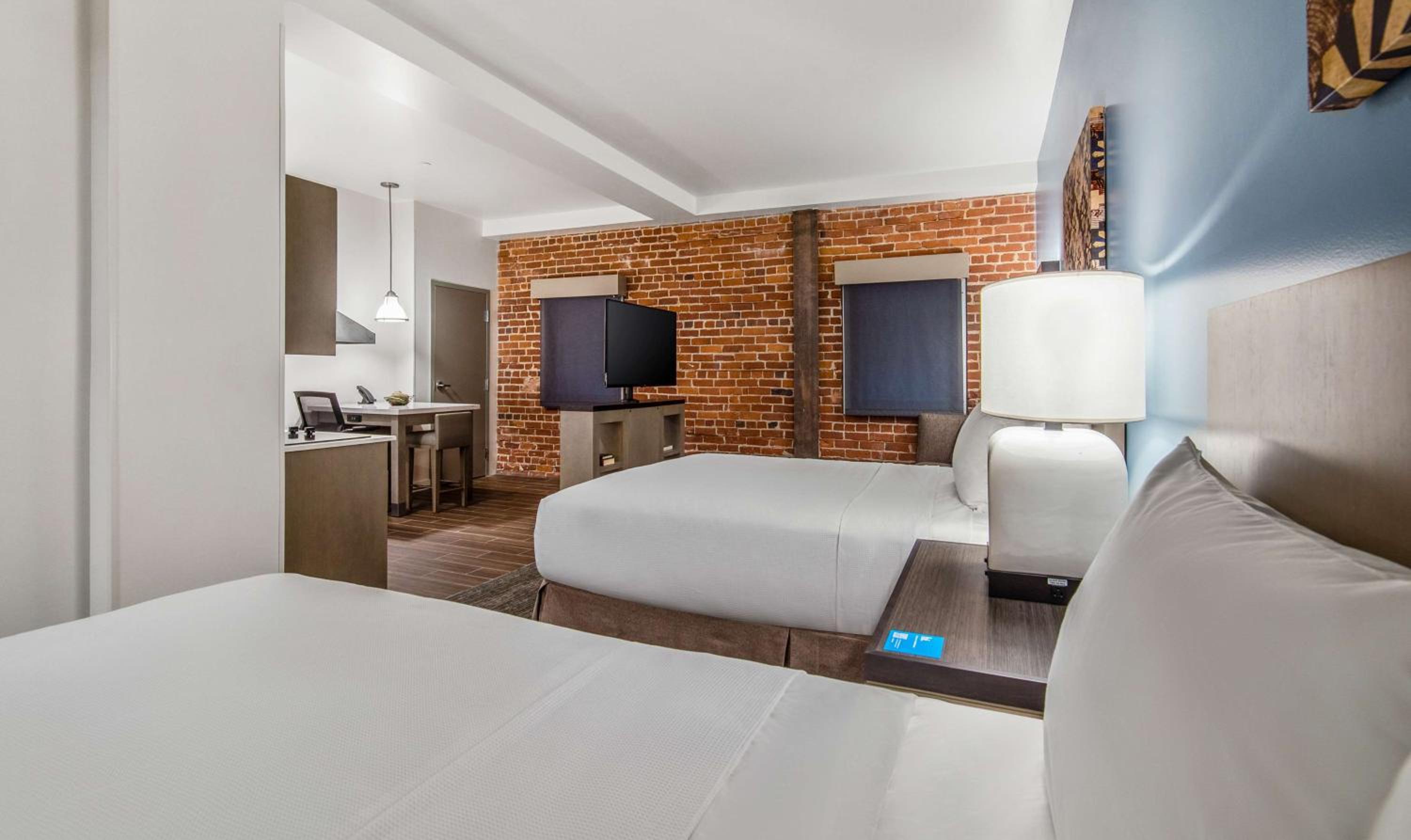 Studio Suite with Two Queen Beds with Sofa Bed, Kitchen and Tub - Disability Access - Photo 4