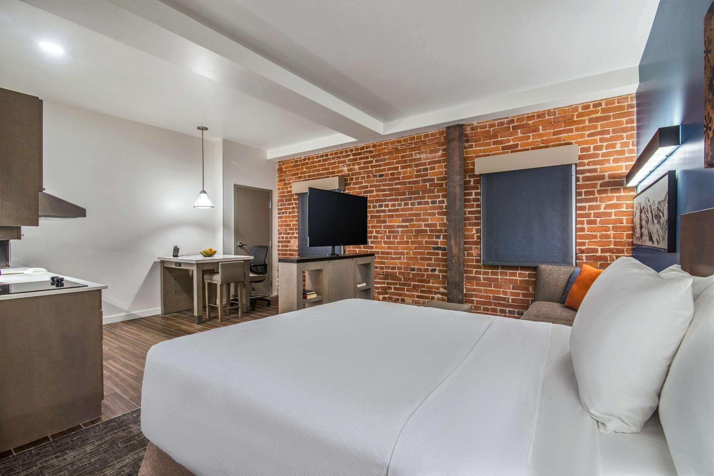 Studio Suite with Two Queen Beds with Sofa Bed, Kitchen and Tub - Disability Access - Photo 5