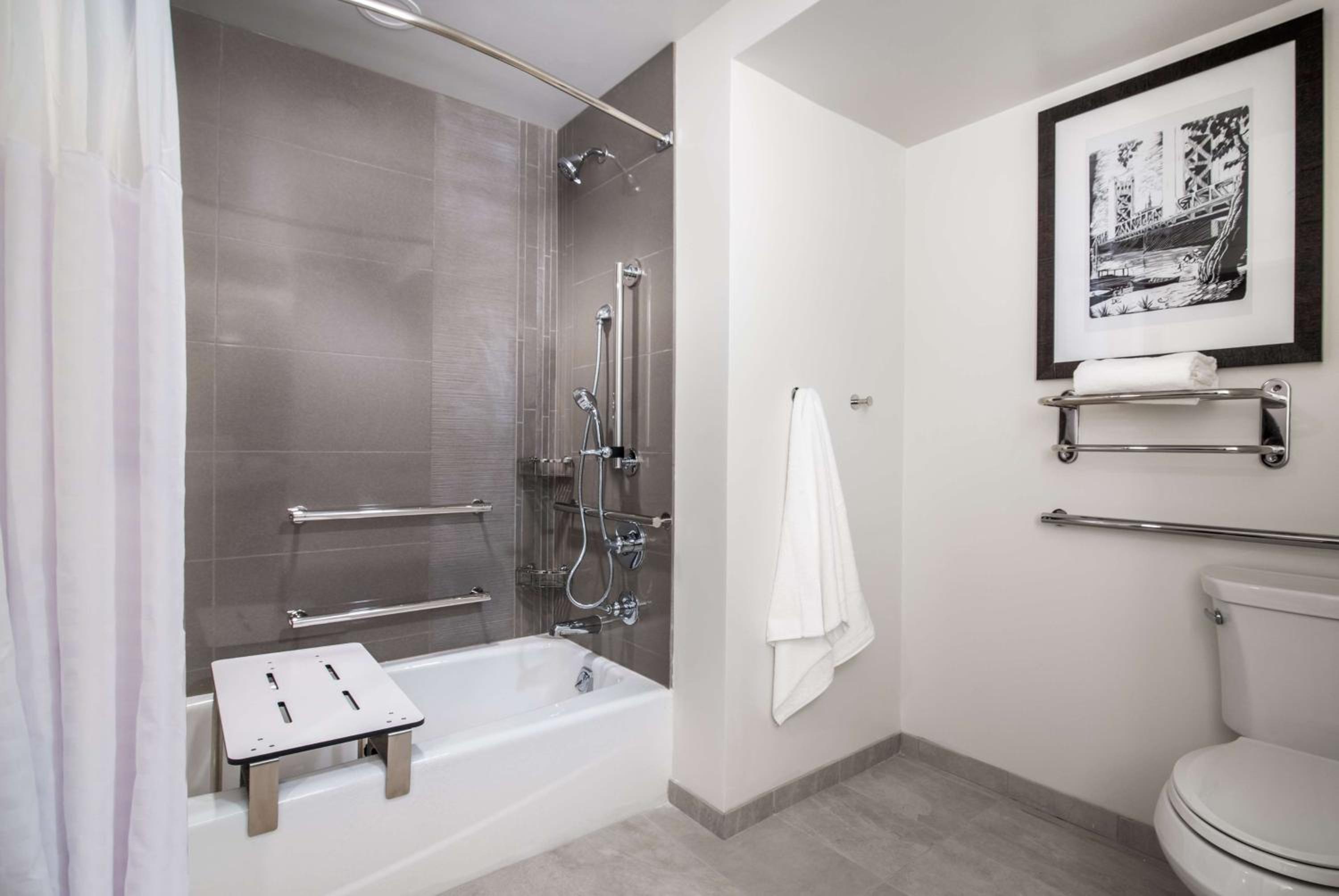 Studio Suite with Two Queen Beds with Sofa Bed, Kitchen and Tub - Disability Access - Photo 2