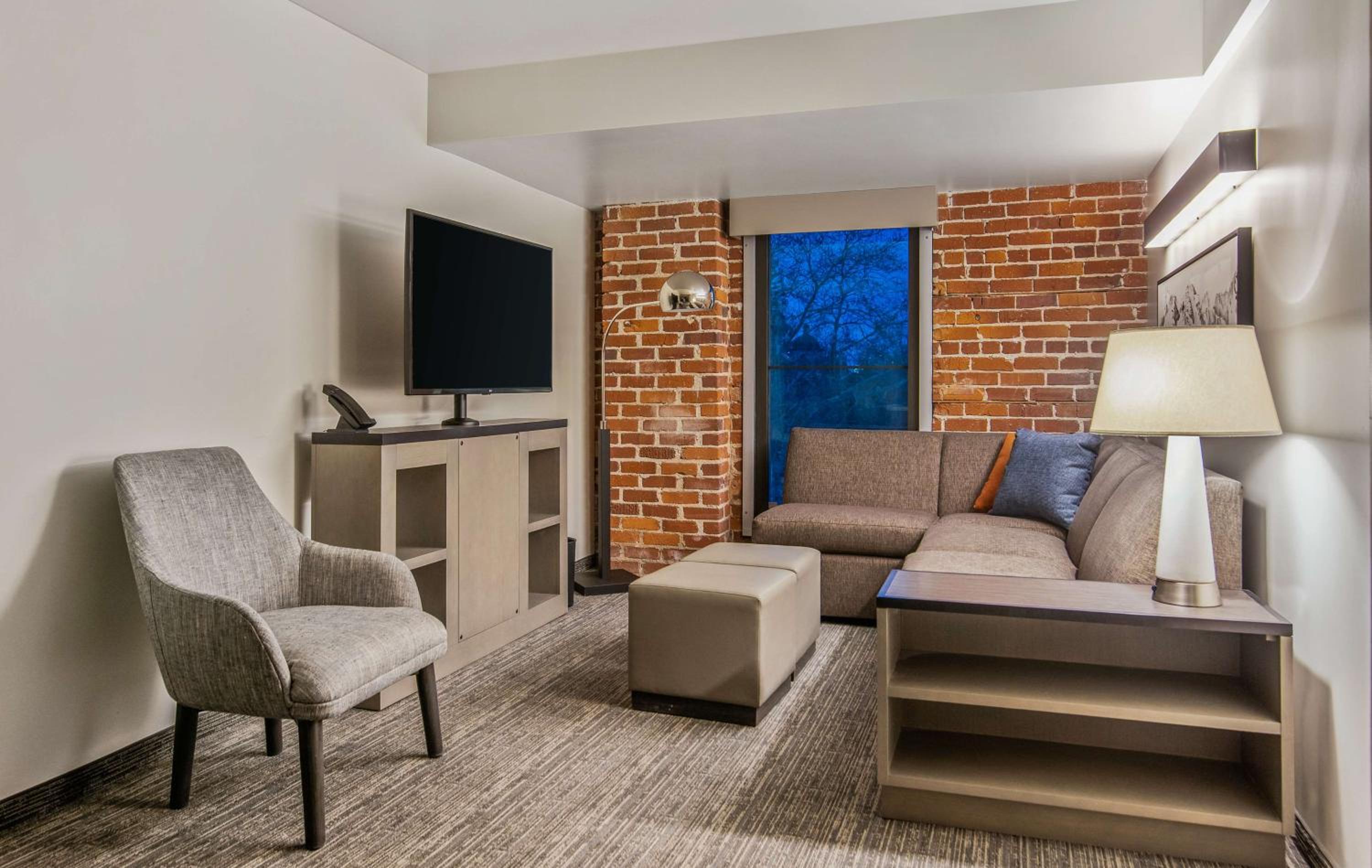 One-Bedroom King Suite with Kitchen and Roll-In Shower - Disability Access - Photo 2