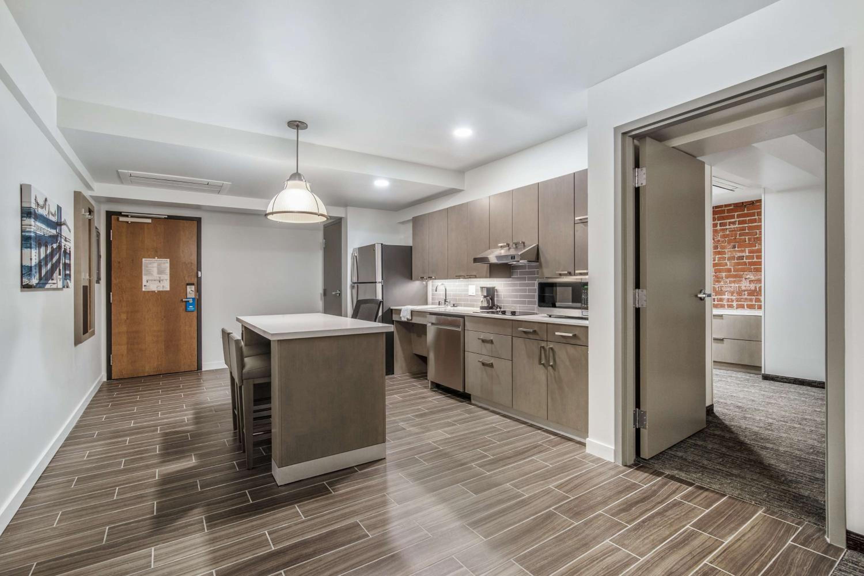 One-Bedroom King Suite with Kitchen and Roll-In Shower - Disability Access - Photo 3