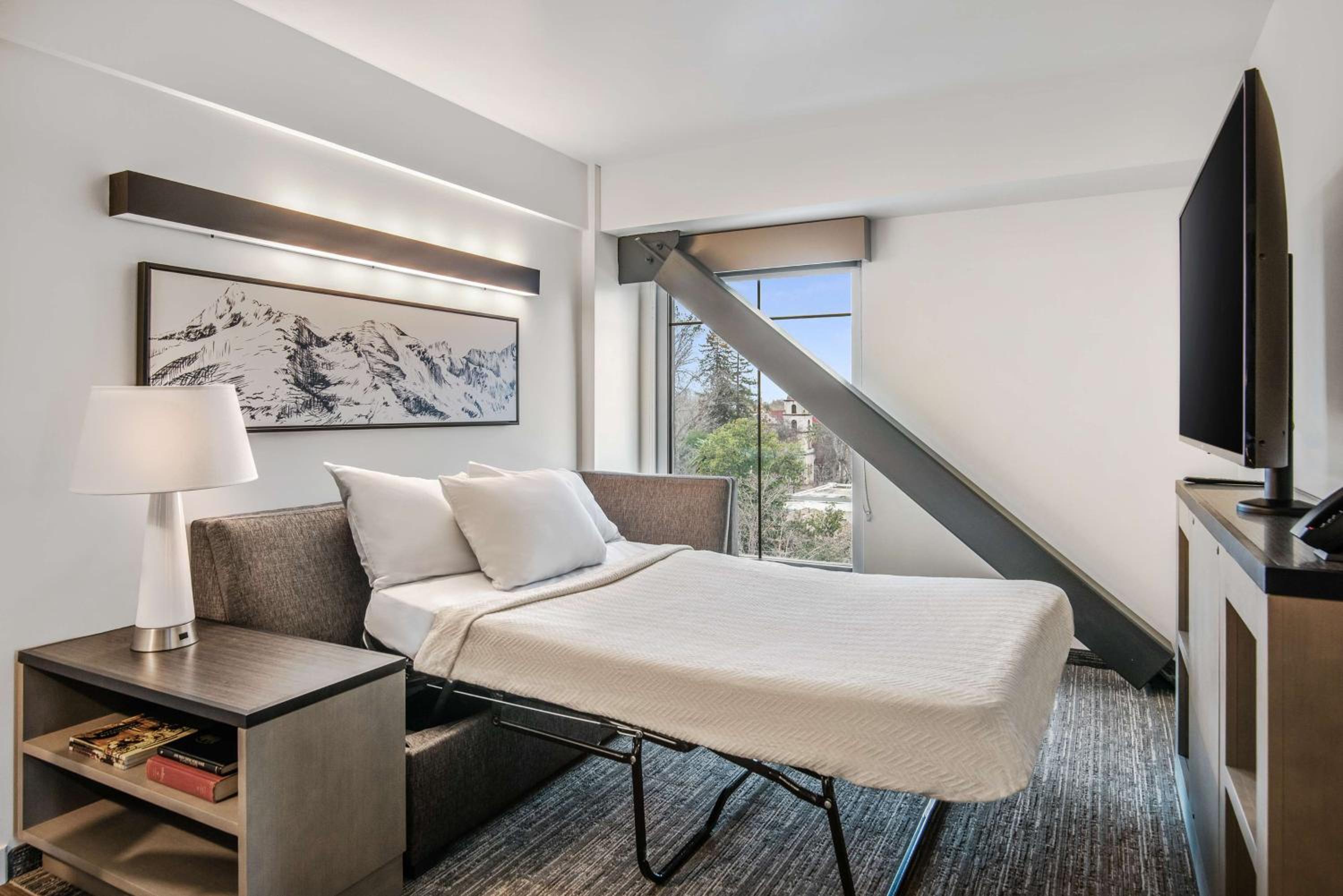 One-Bedroom King Suite with Sofa Bed and Kitchen - High Floor - Photo 6