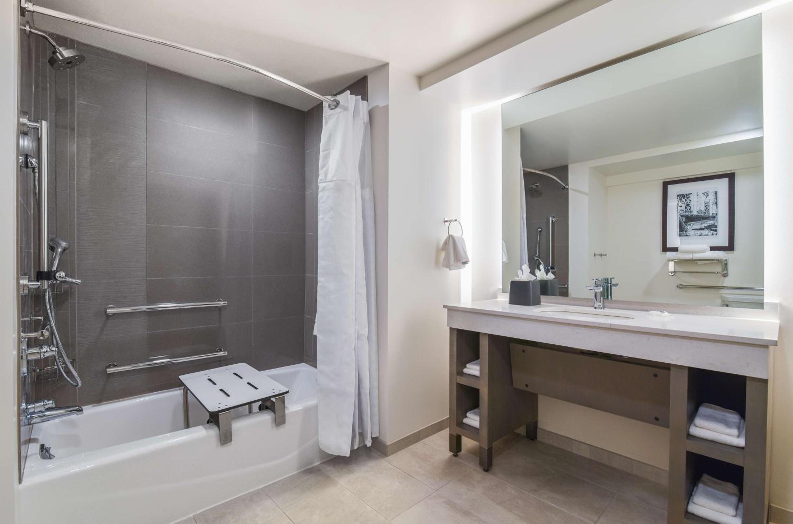 One-Bedroom King Suite with Sofa Bed, Kitchen and Tub - Disability Access - Photo 2