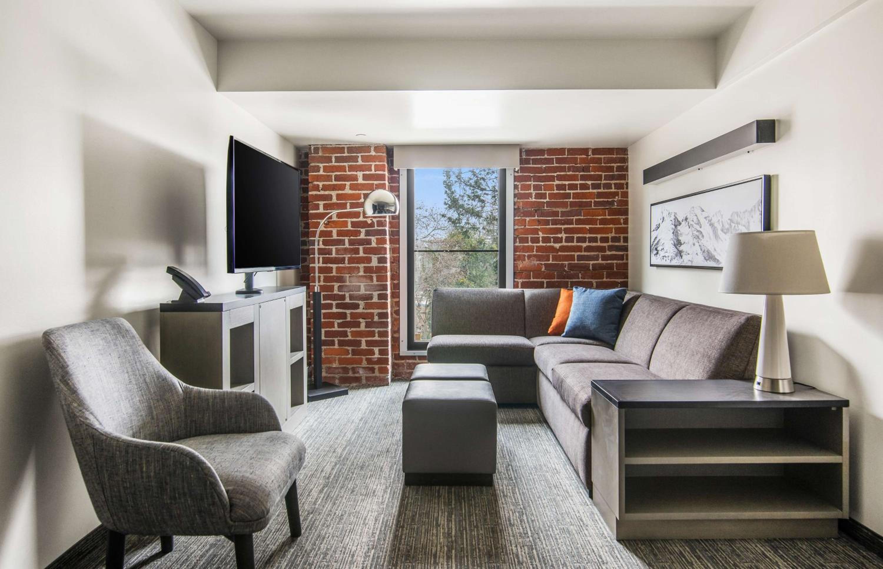 One-Bedroom King Suite with Sofa Bed, Kitchen and Tub - Disability Access - Photo 4